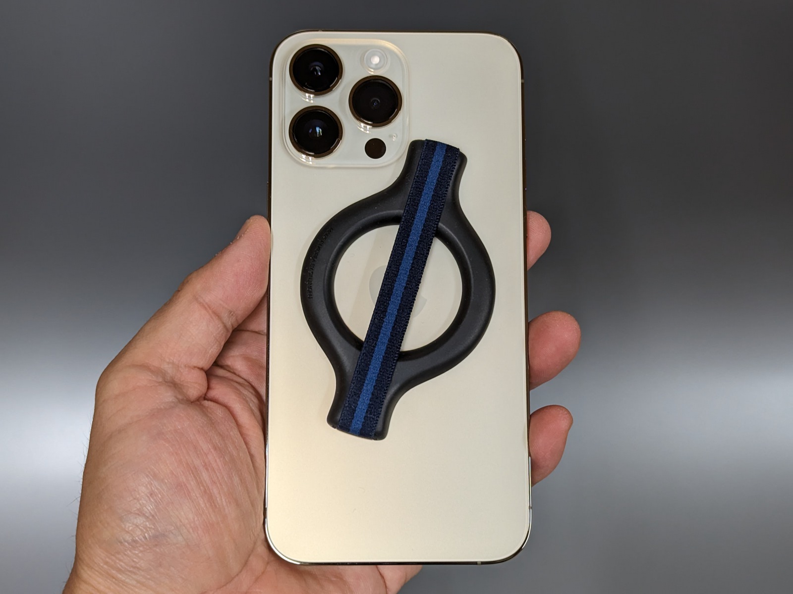 iPhone 14 Pro Maxに取り付けたところ。カメラ部に干渉するため若干斜めに取り付けることになる