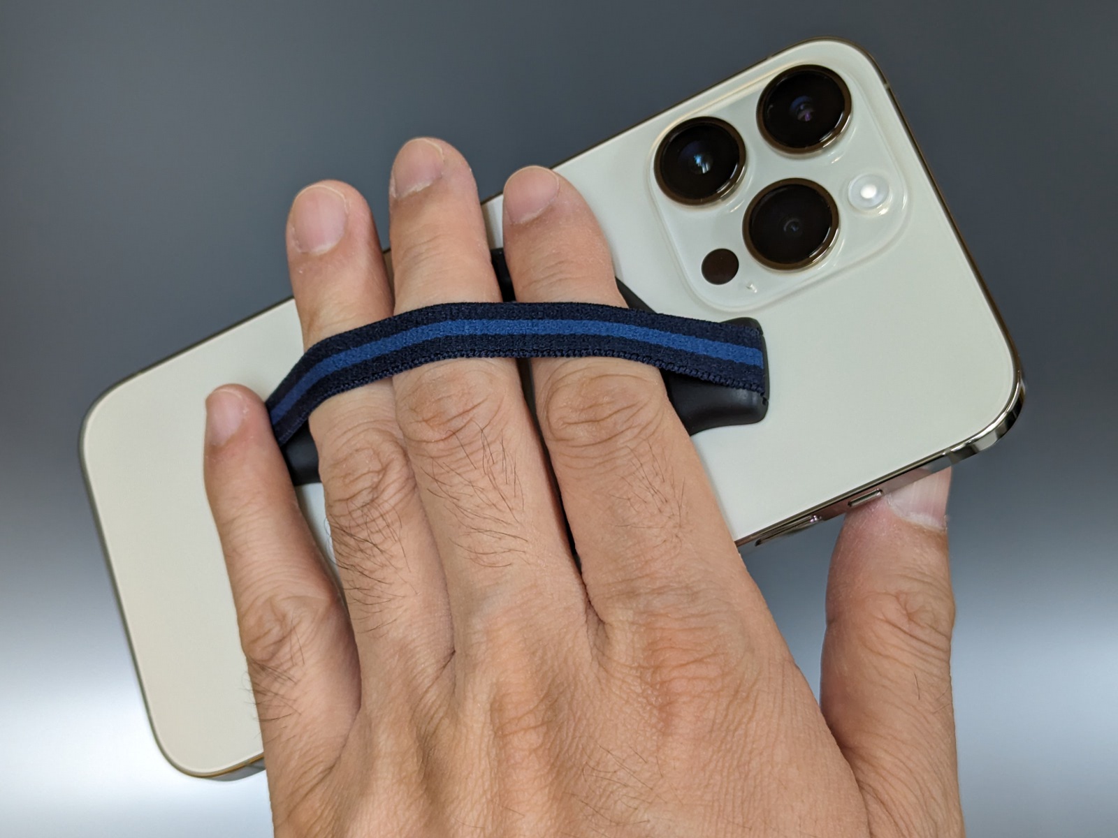 3本ほど指を通すのも余裕の幅だ