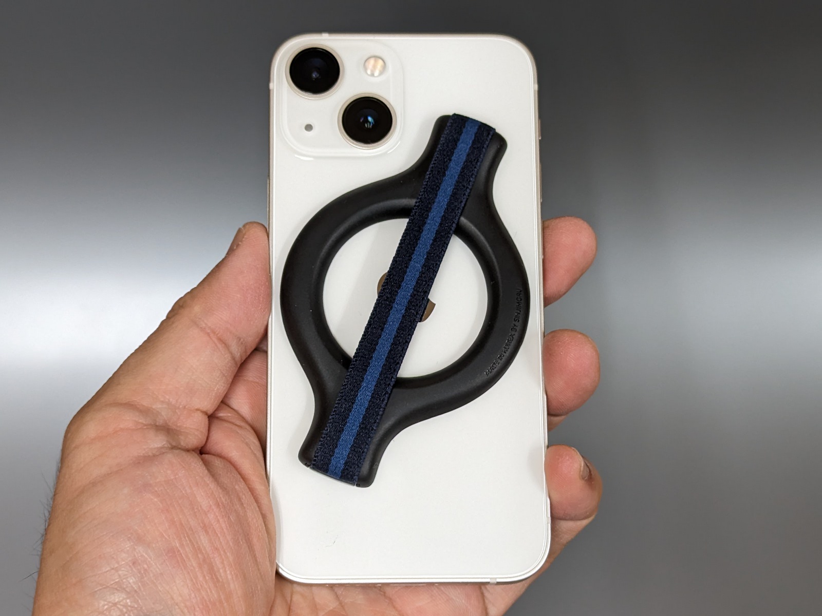 こちらはiPhone 13 miniに取り付けたところ。横幅いっぱいまで使って貼り付けることになる