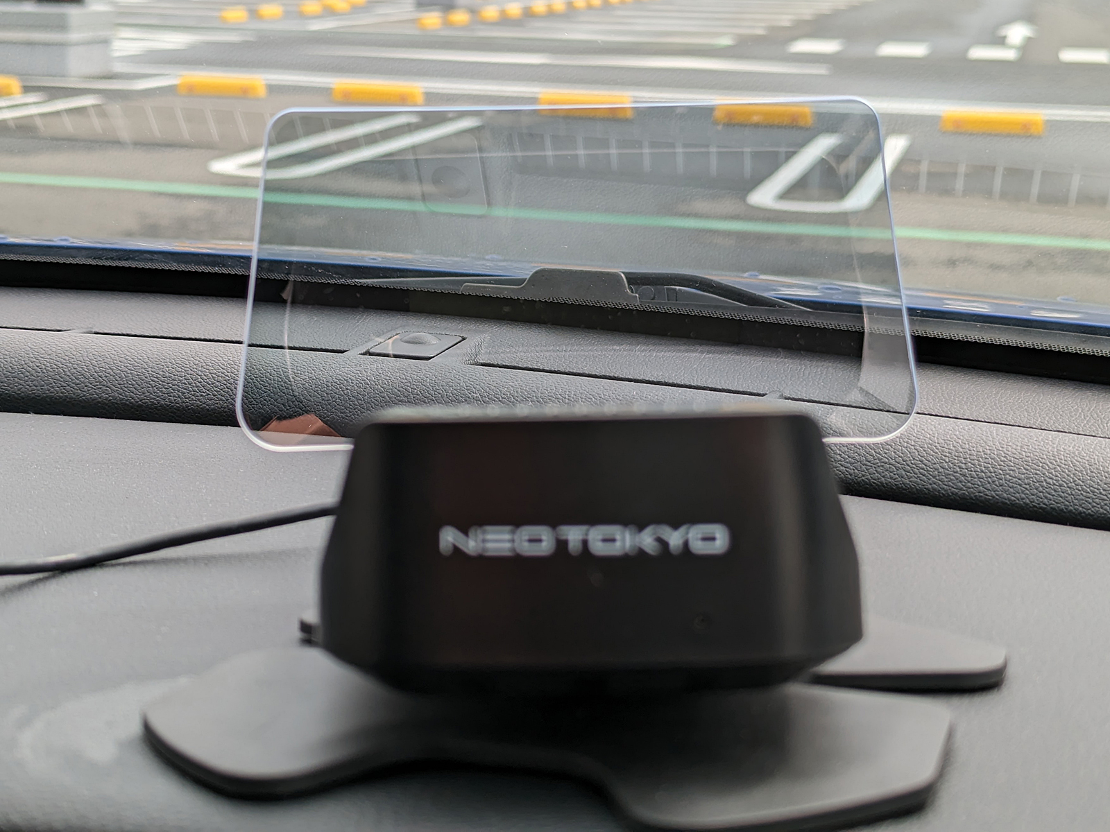 電源オフ状態では、単なる透明パネルに見えます