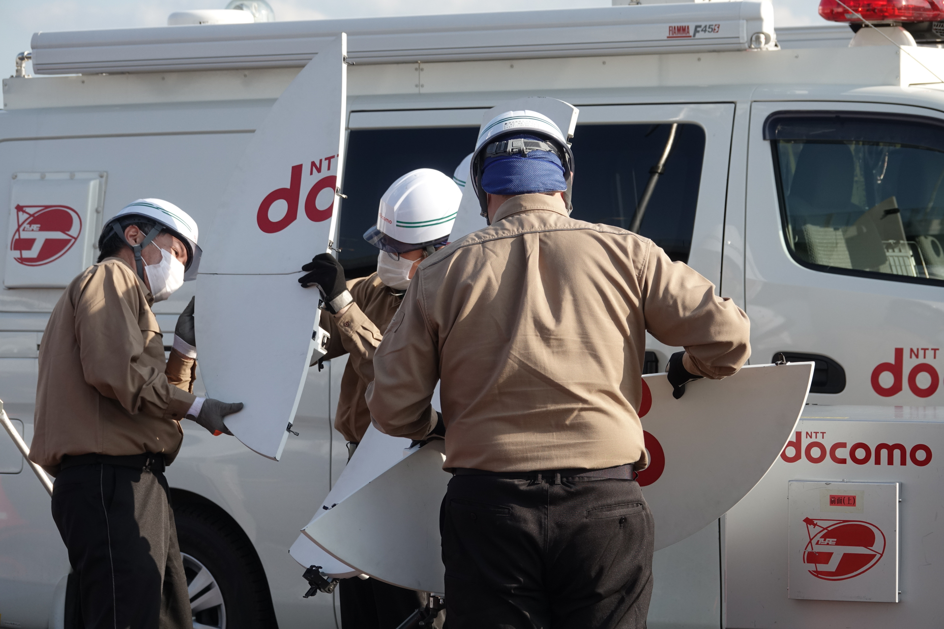 可搬型衛星基地局を組み立てる様子