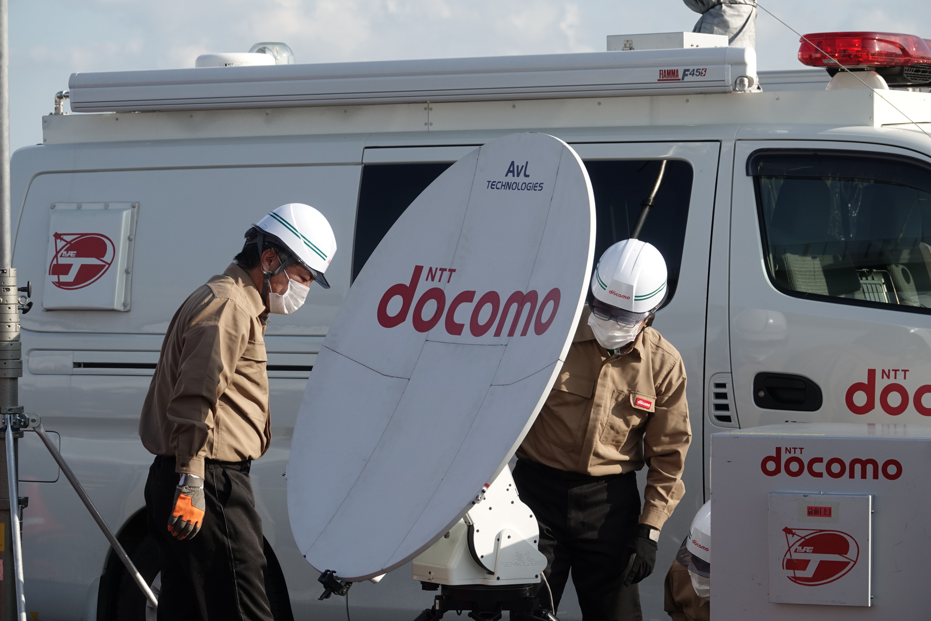 可搬型衛星基地局を組み立てる様子