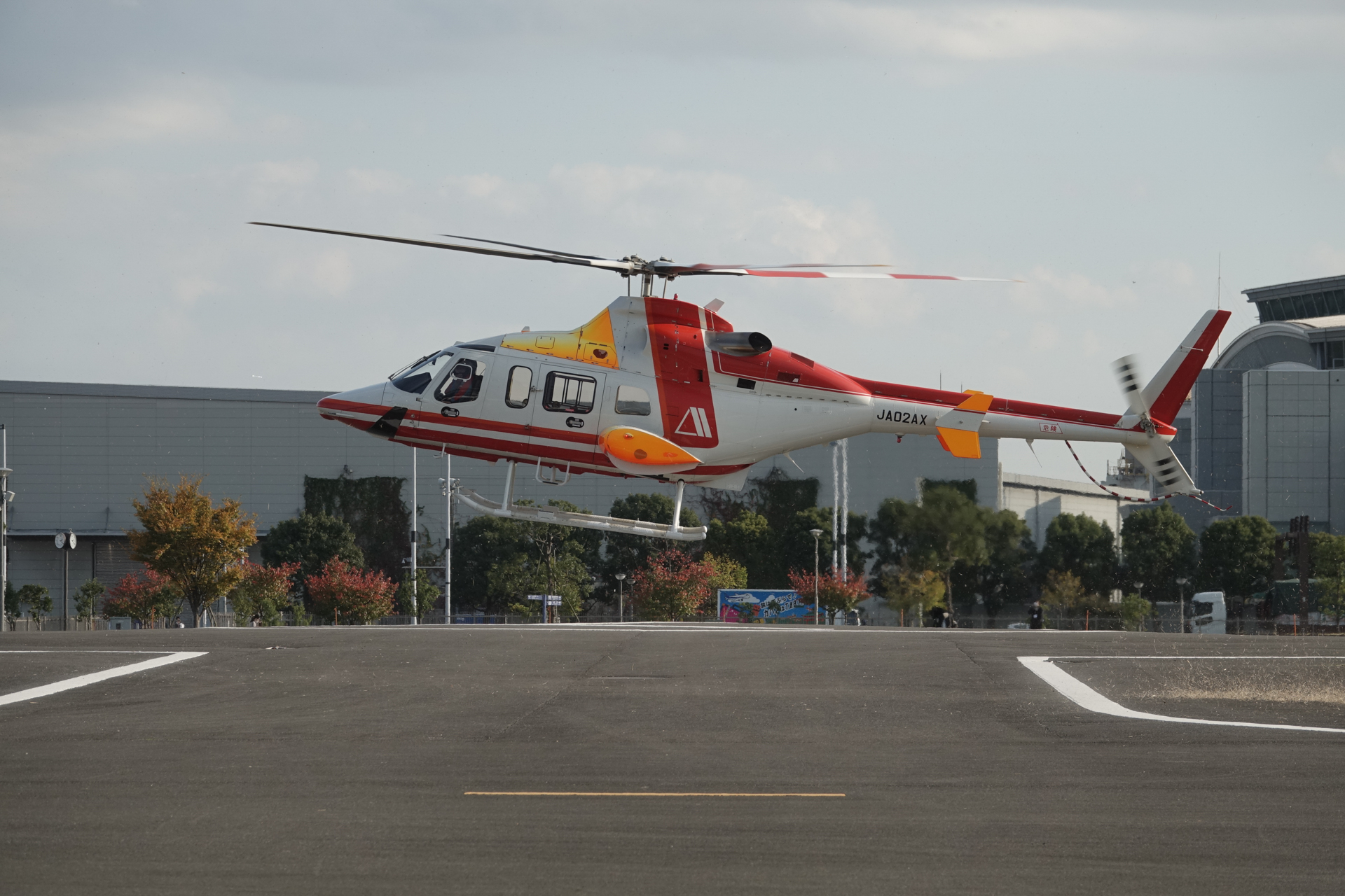 着陸寸前のヘリコプター