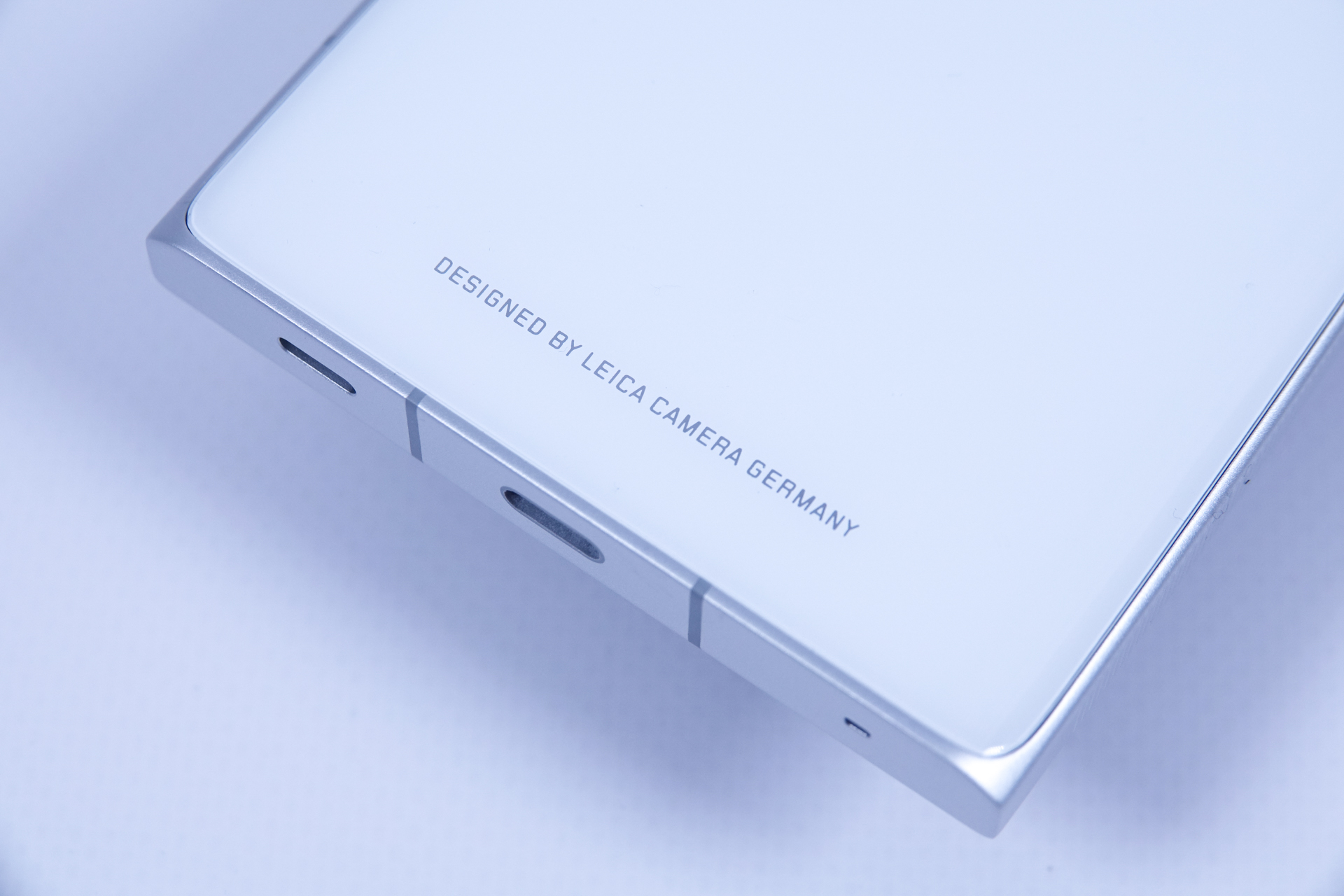 端末下部には“ライカ監修”を示す文字も