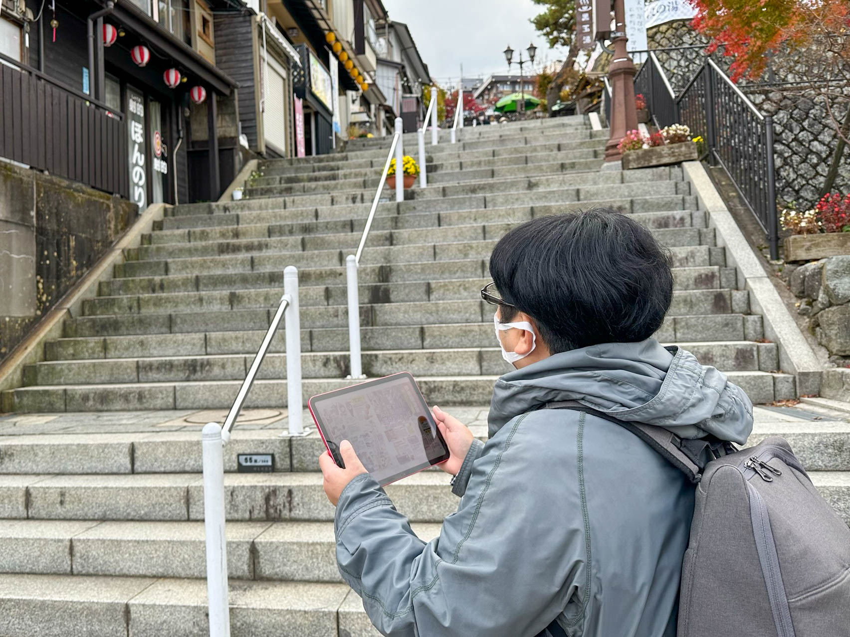 観光地でグルメサイトやガイドブックを見るのにも便利