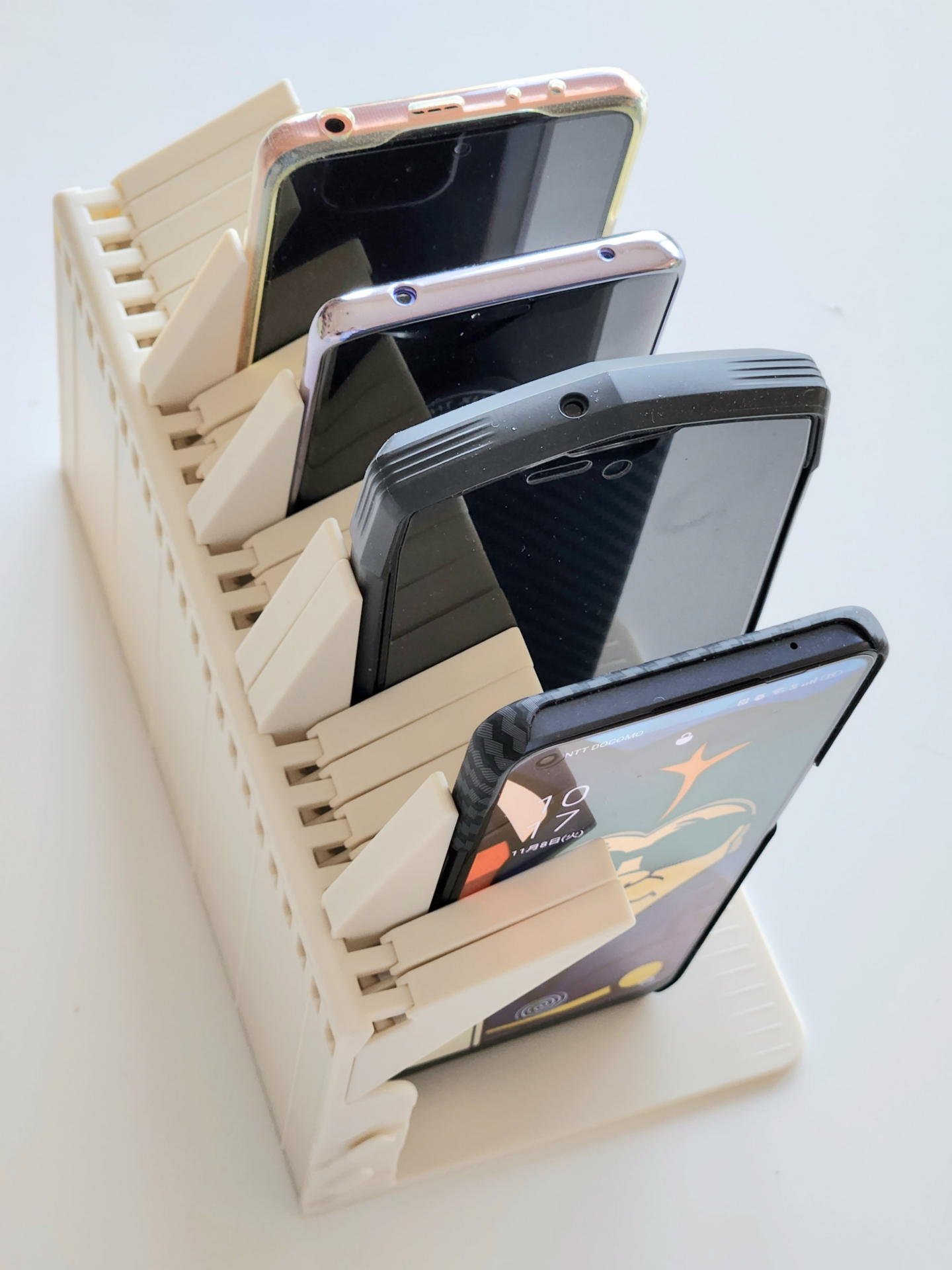悪ノリで筆者のスマホを4台ほど並べて立てて見た