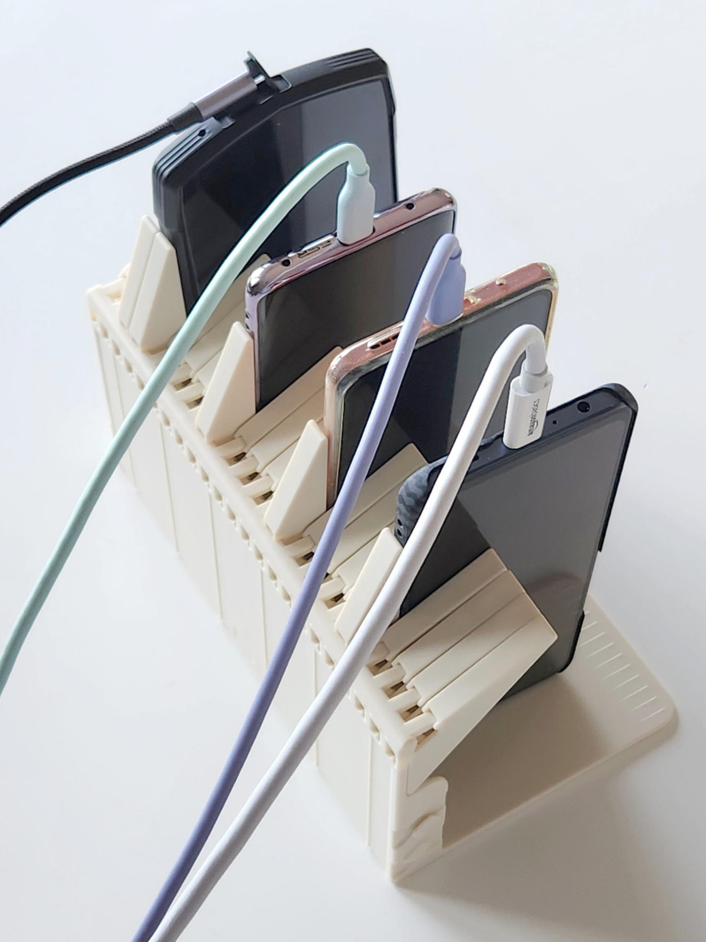 スマホを上下さかさまにするだけで立てかけたまま充電も可能だった