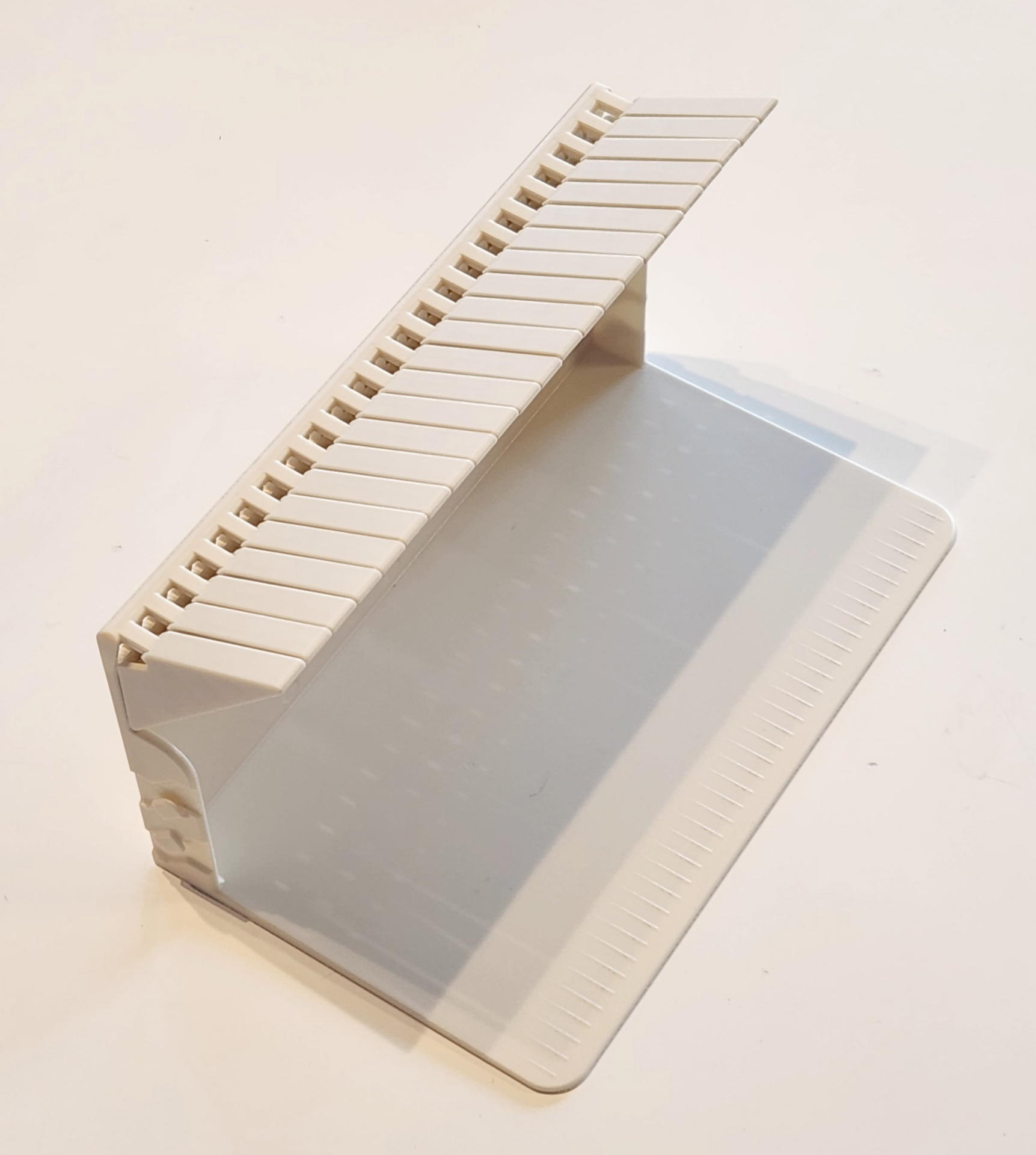 楽しい着想がちりばめられた「1冊でも倒れないBOOK STAND」は工夫次第で使い方は広がる
