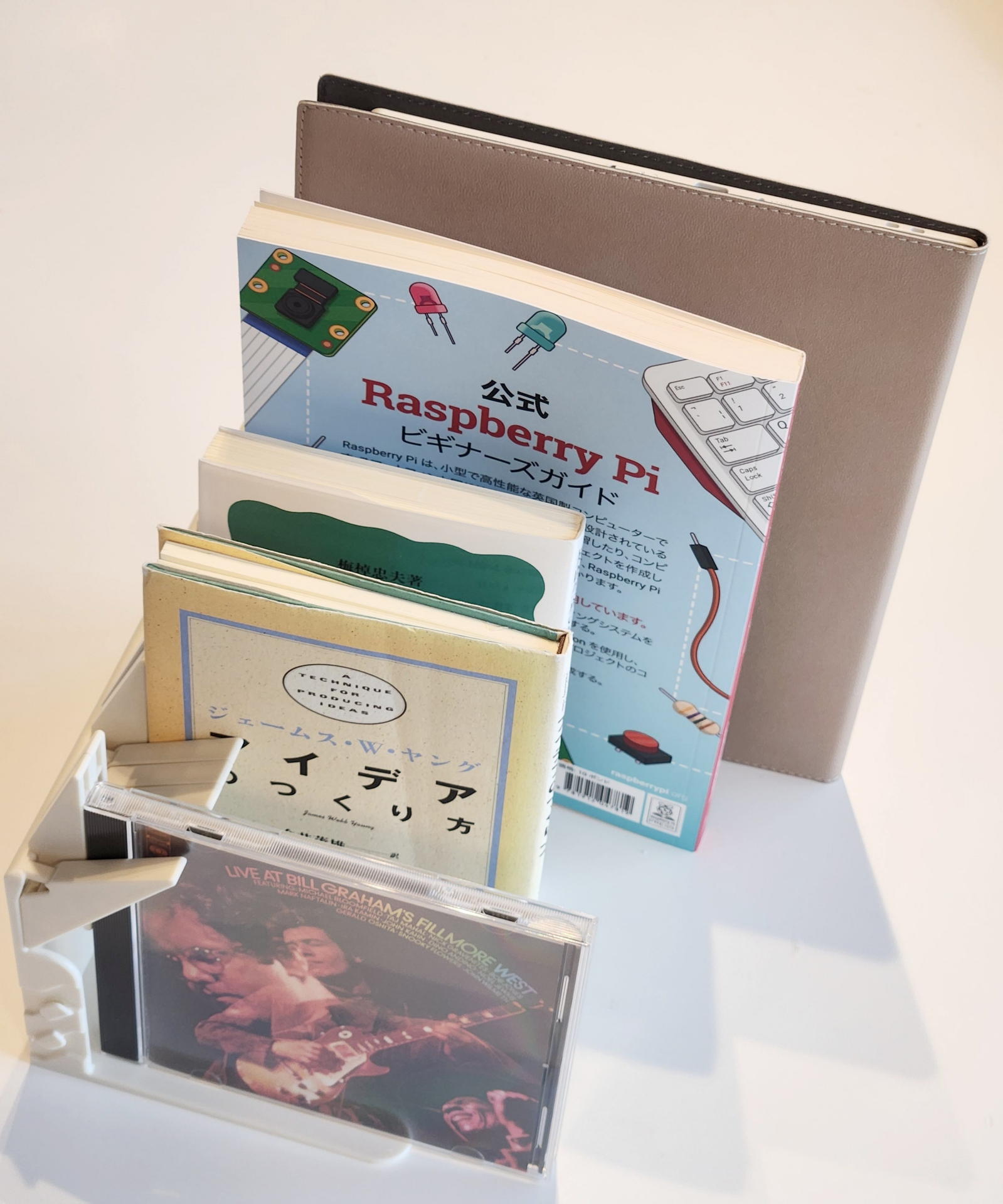 今までありそうでなかった発想の「1冊でも倒れないBOOK STAND」
