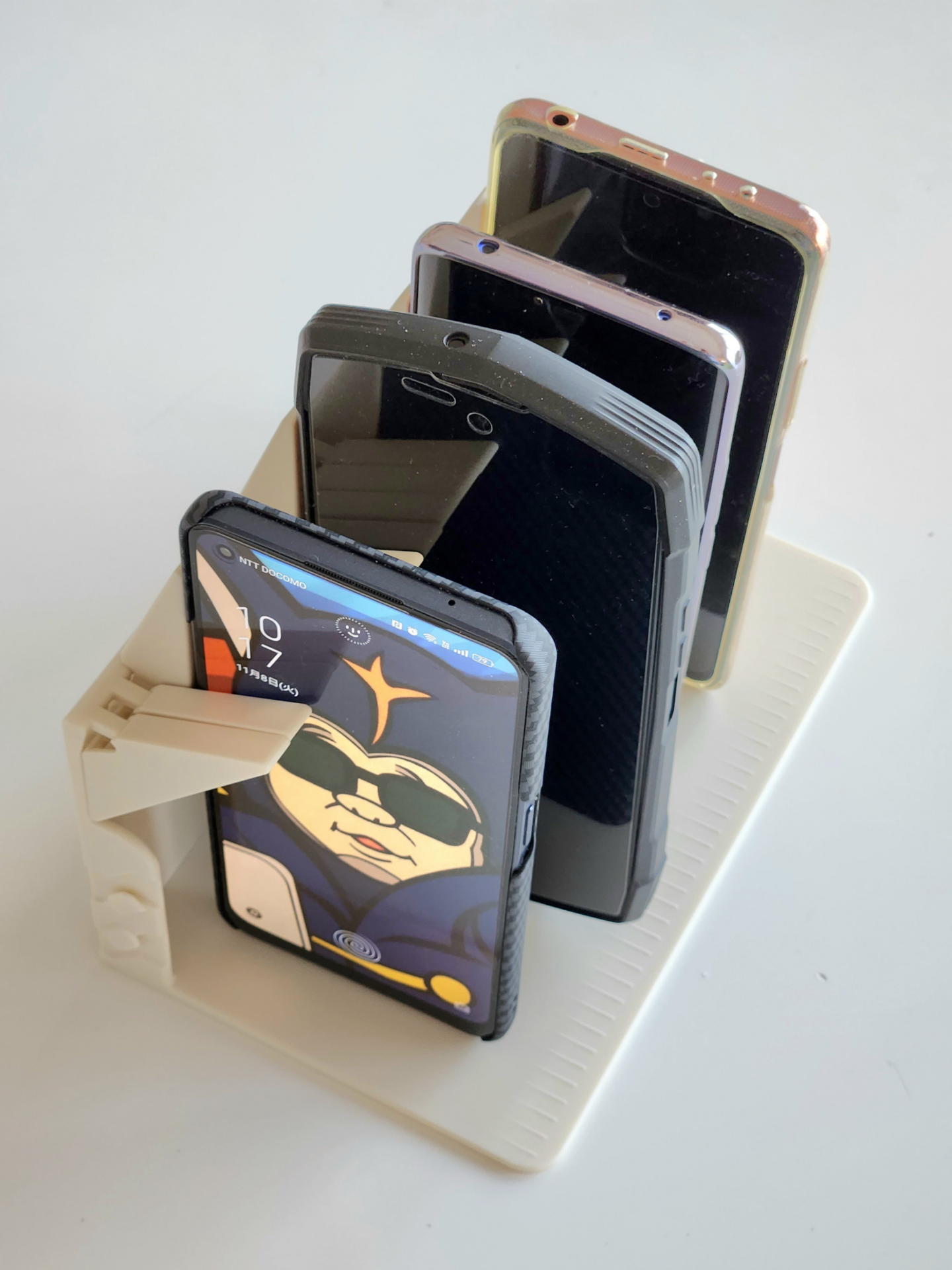 悪ノリで筆者のスマホを4台ほど並べて立てて見た