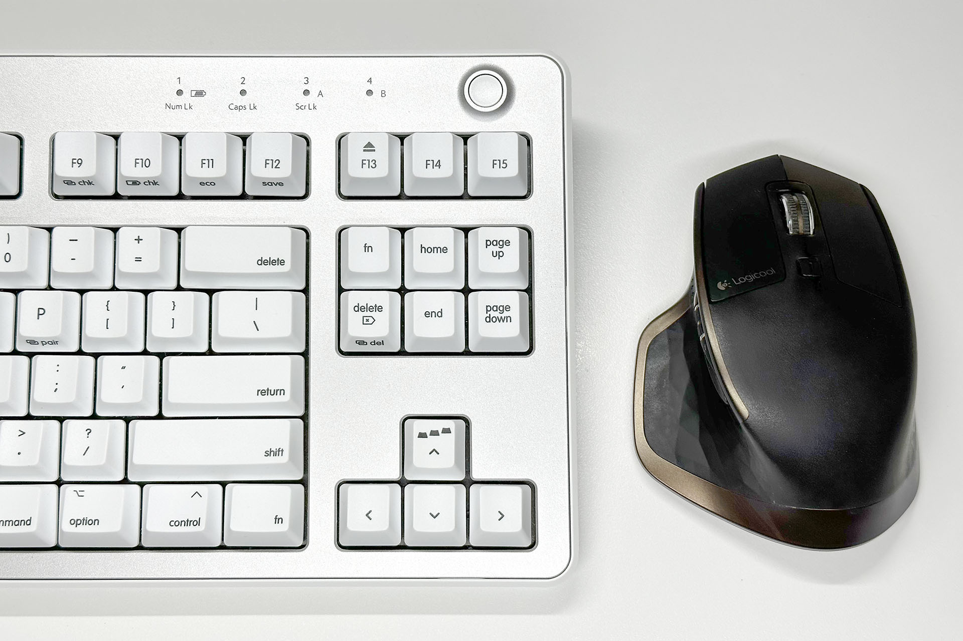 テンキーがないキーボードだと、より少ない動作で手がマウスに届いて快適だョ！