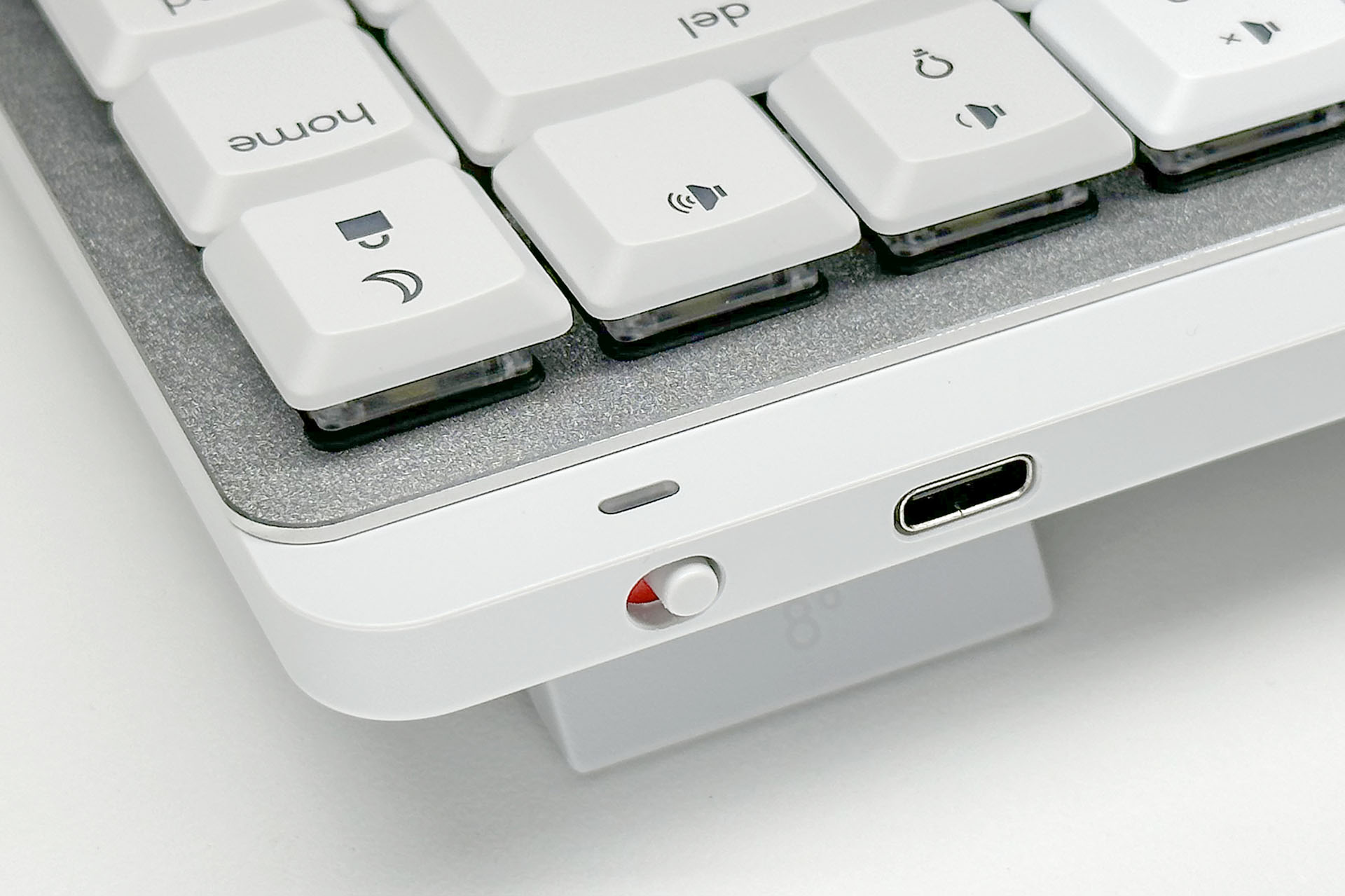 充電式でUSB-Cポートを使って充電可能。満充電後は最長15日間使用可能（バックライトをオフにすれば最長10カ月使用可能）。また15分の充電で丸1日使用することができる。キーボード右上側面にスライド式の電源ボタンと充電用USB-Cポートがある