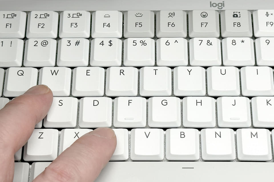 Appleデバイス向けメカニカルキーボード、ワイヤレスでコンパクト