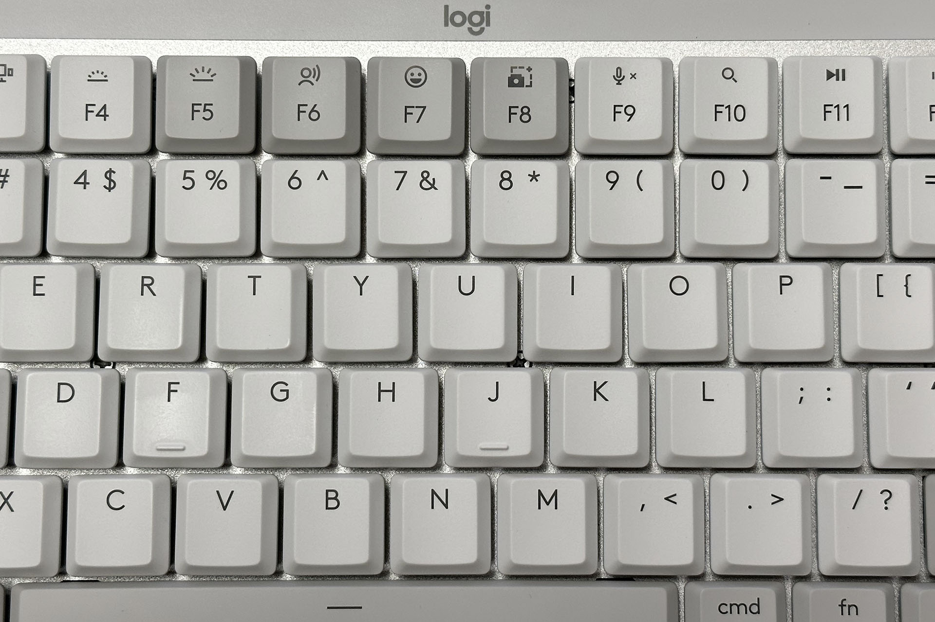 ある程度明るめの環境では、キートップの刻印は黒に見える。視認性はよい