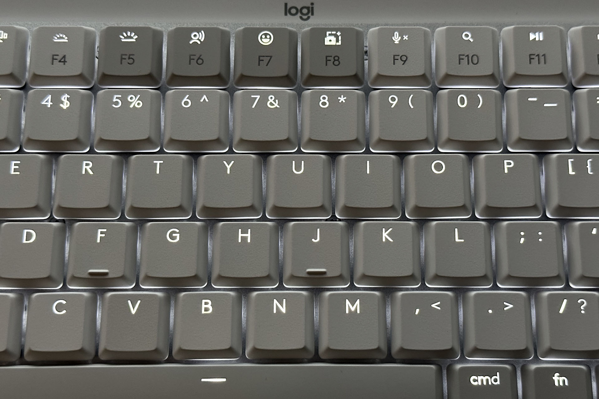 バックライト機能をオンにしている場合、環境がある程度暗くなるとキートップ刻印が白色に光る。環境に合わせた明るさに自動調光される。また、キーボード上部に手が来ているかどうかを認識してバックライトのオンオフが切り替わる