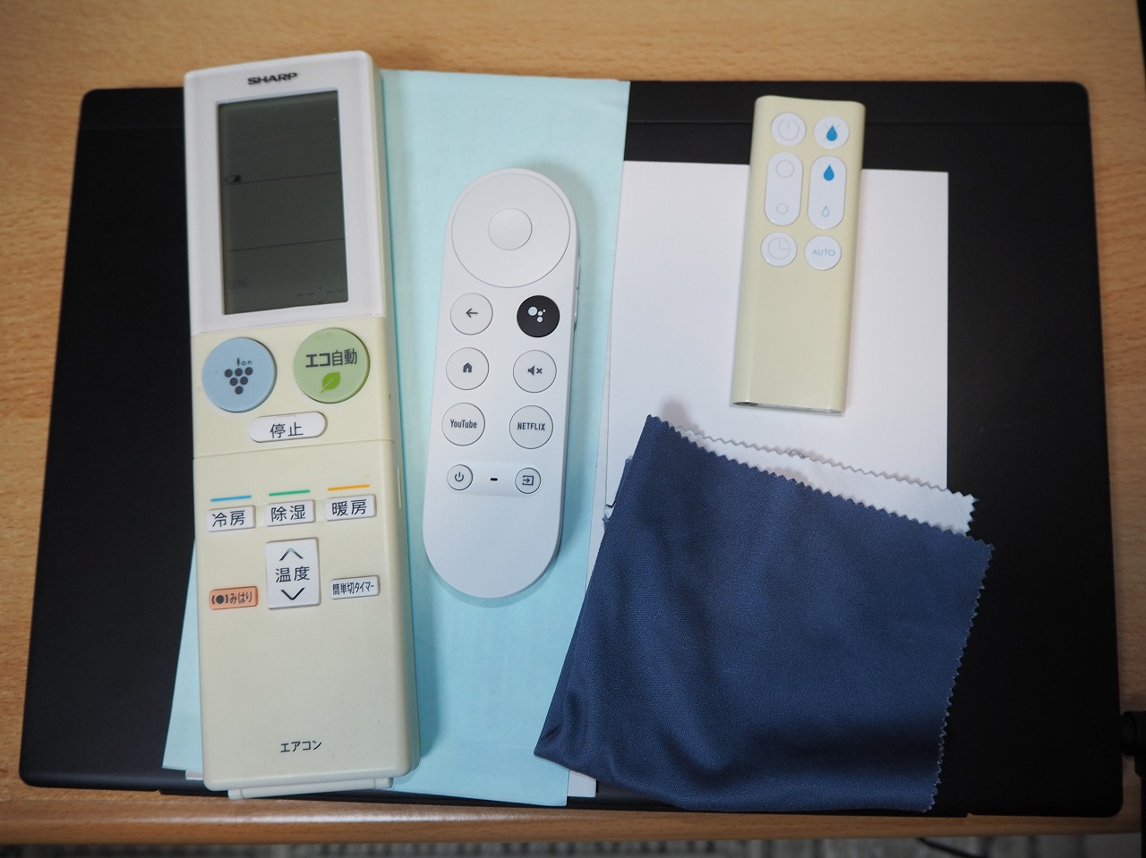机の上に置いてあるノートパソコンは、平らなのでついさまざまな小物を置いてしまいがち