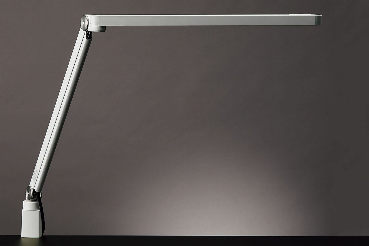 前出の「iPhone＋SIMの写真」や「キーボードの写真」は、2台のデスクライトを光源として使って撮影している。デスクライトは山田照明の<a href="https://www.zlight.net/product/LED/Z-S7000/" class="strong bn" target="_blank">「Z-S7000」</a>というLEDライトだ。十分な光量と偏りの少ない光源色を備えていて、スマートフォンでの小物撮影にも役立つ。