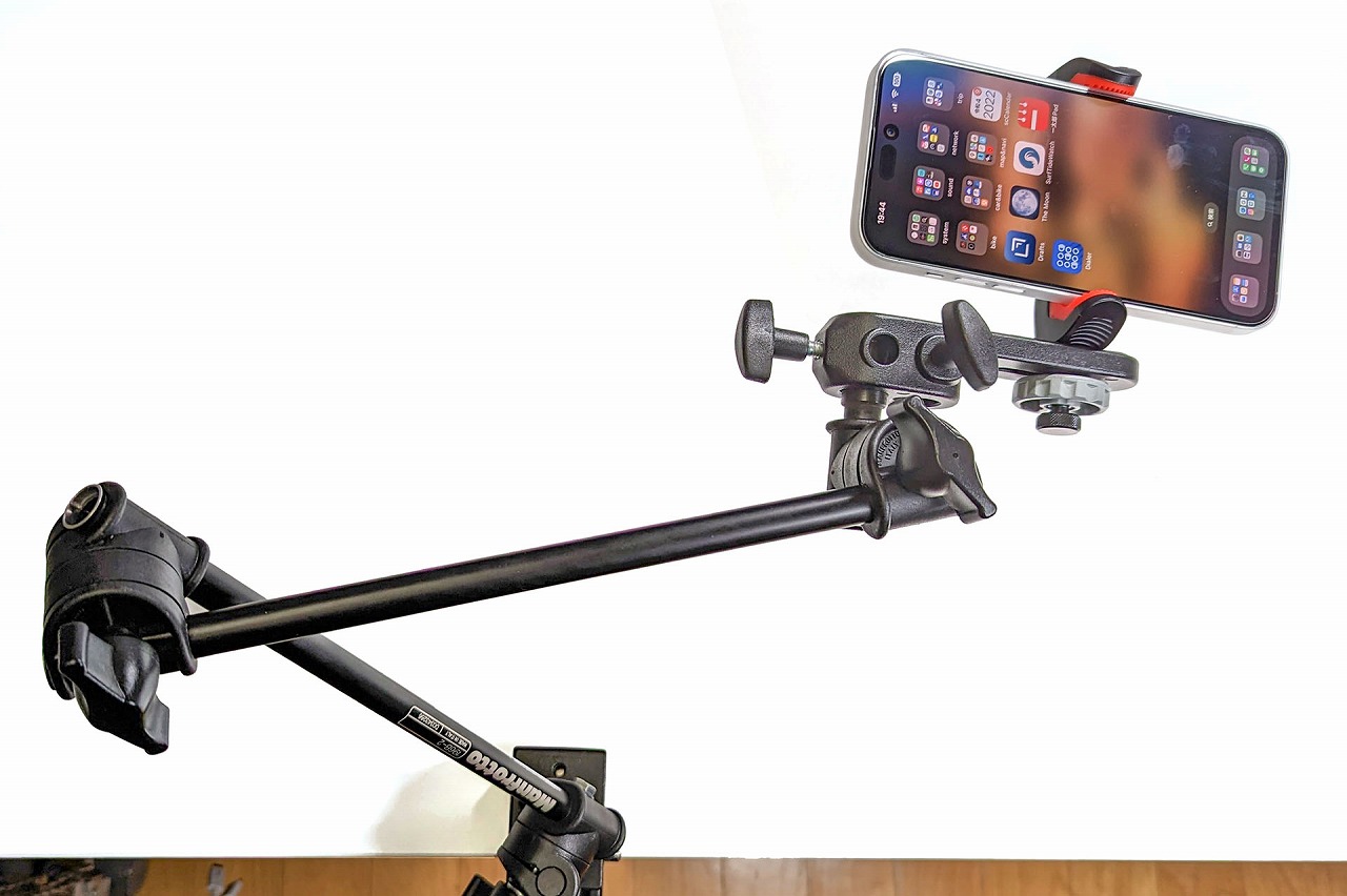 先端のスマートフォンホルダーにiPhoneをセットする。