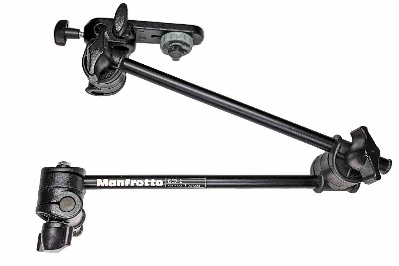 Manfrotto「シングルアーティキュレテッド アーム2段 カメラブラケット（196B-2）」は3つ関節があるアームで、重さは530g。カメラ固定用ブラケット（アームに対して着脱可能）が付属しており、そこにスマートフォンホルダーをセットする。直販価格は8000円。