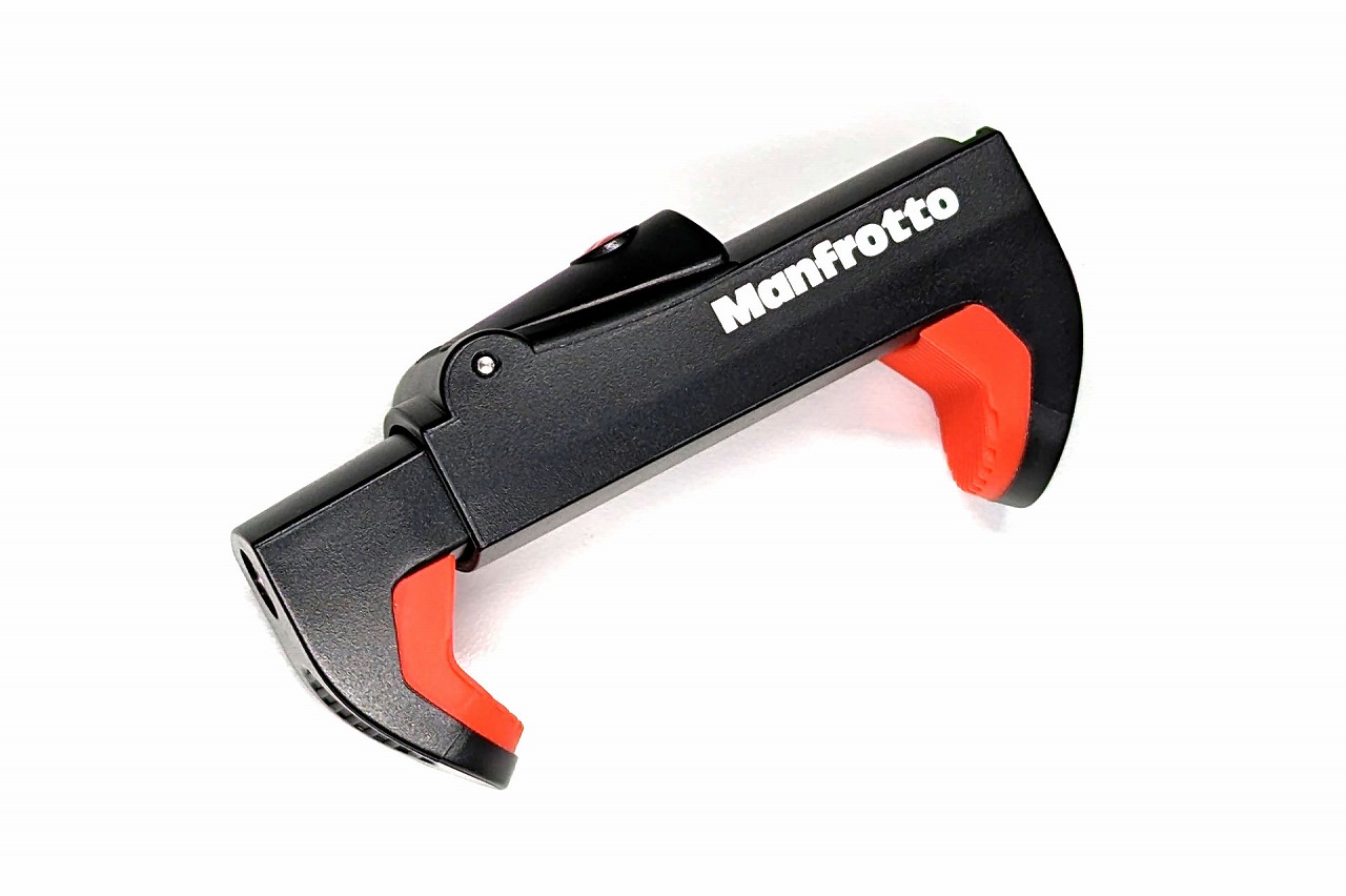 Manfrotto「PIXIクランプ（MCPIXI）」はスマートフォンホルダーで、重さは41g。三脚固定用ネジ穴があり、これをアーム付属のカメラブラケットに固定している。直販価格は2200円。