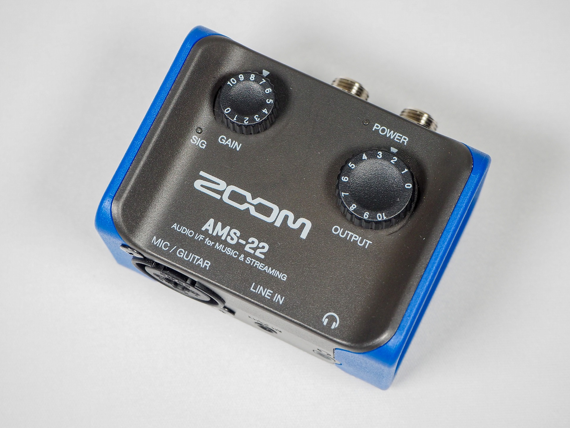 ZOOMの「AMS-22」はスマートフォンにも対応したオーディオインターフェースで、マイクやギターなどをつないでUSB端子経由での音声入力ができるようになる