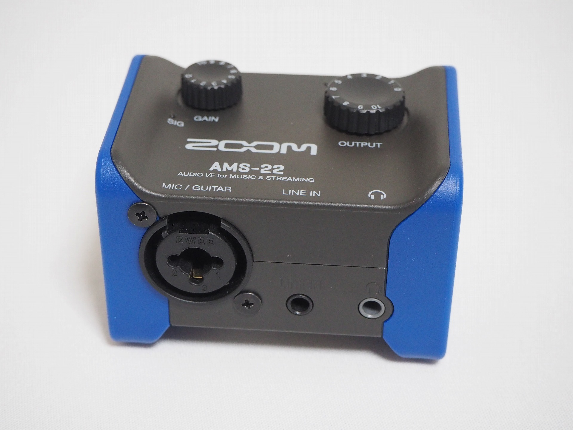 側面から見たところ。XLRケーブルを接続できるだけに厚みはそれなりにある