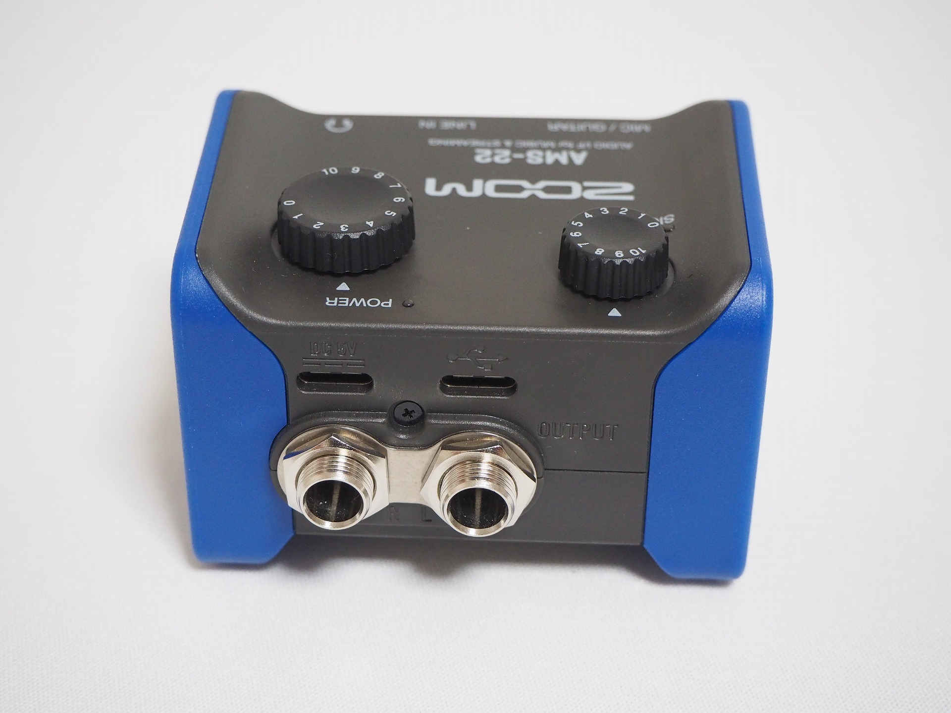 背面にはスマートフォンなどへの入力に加え、電力が足りない時に給電するためのUSB端子も備わっている