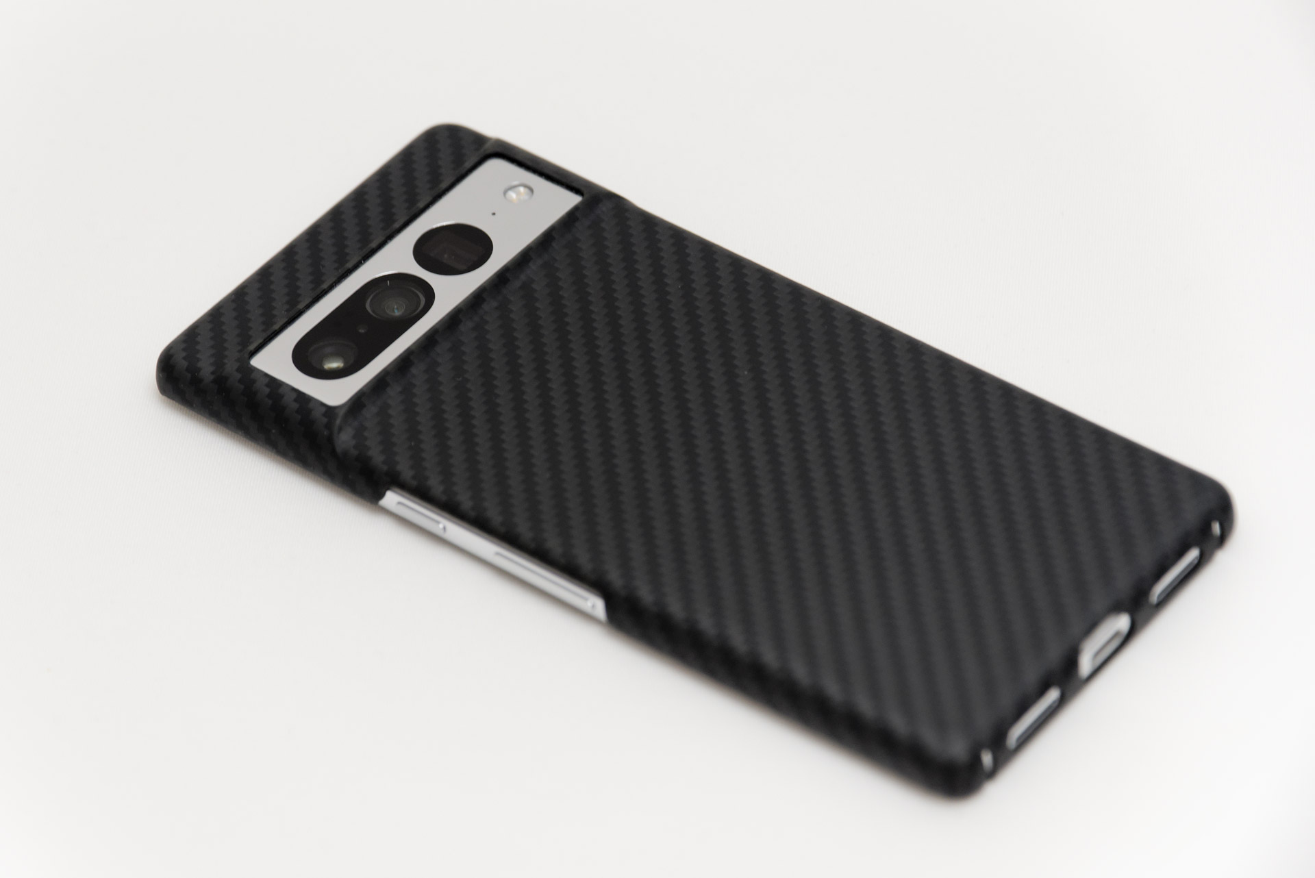 軽量、薄型でPixel 7 Proに装着した状態でもわりとスリム