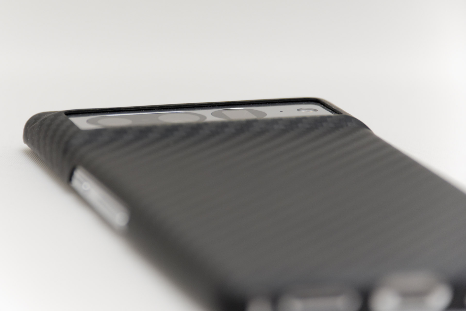 カメラレンズ周辺部がわずかに張り出しているので、傷つきの心配が少ないのがイイ