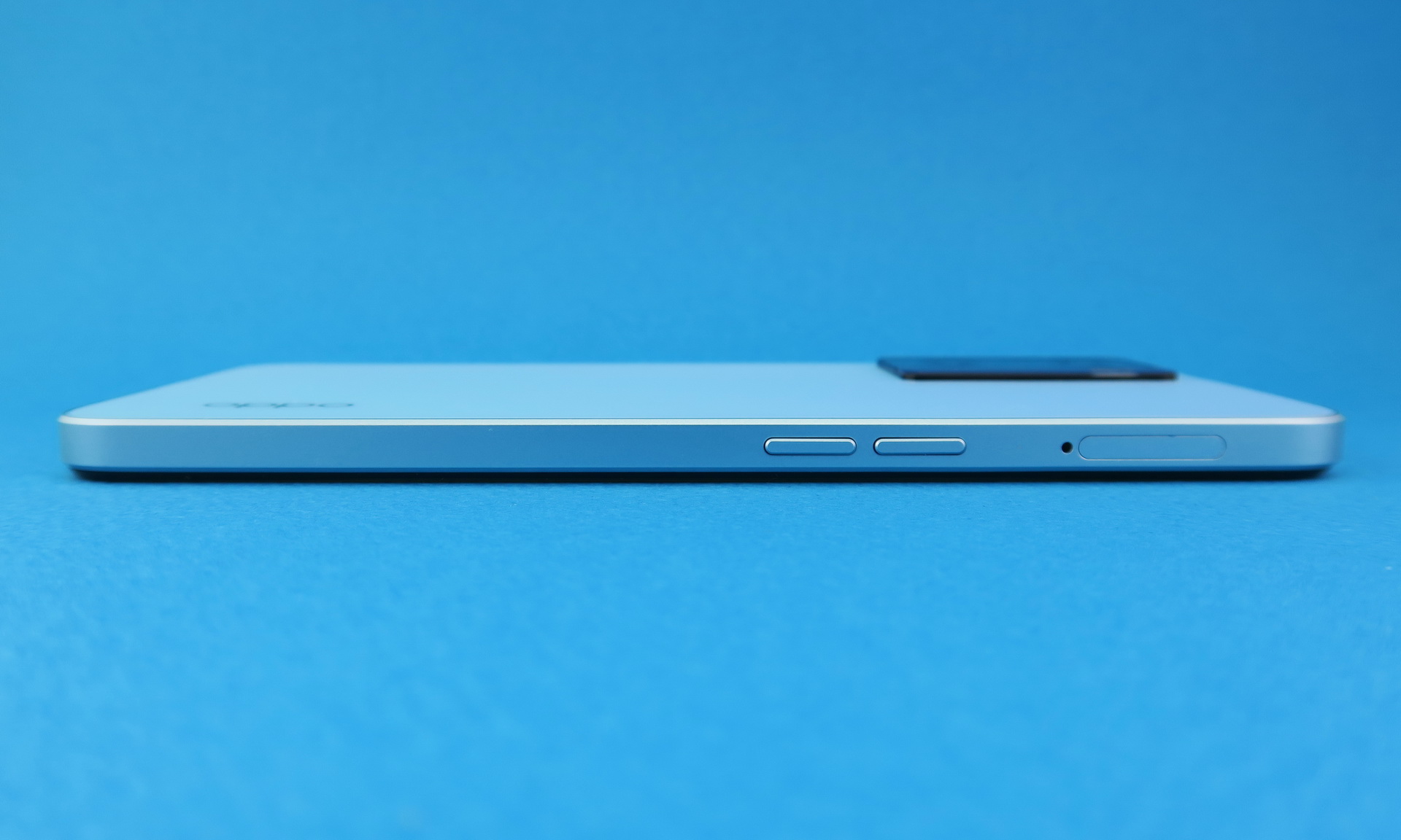 左側面にはSIMカードスロット、分割式音量キーを備える