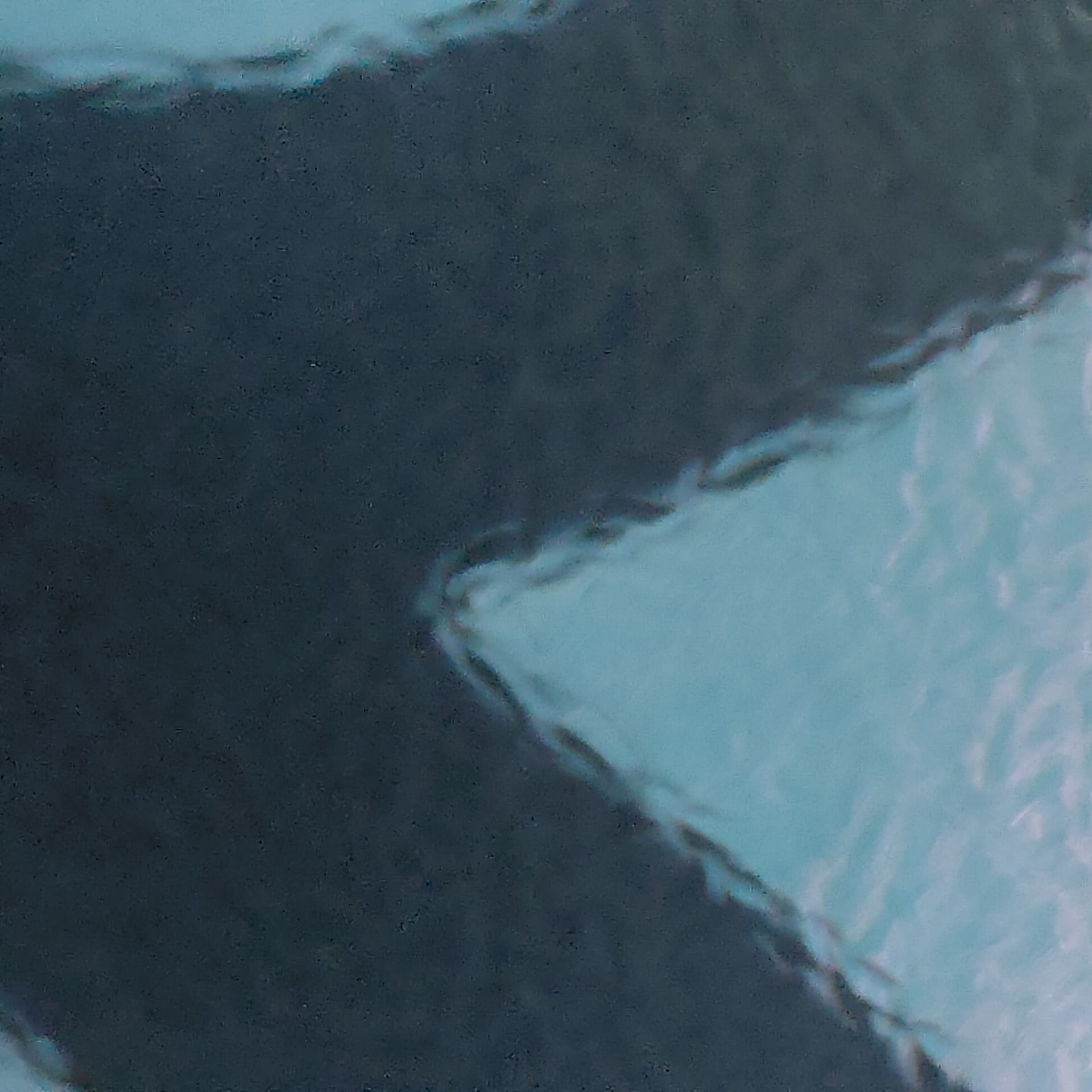 「OPPO Glow」は表面にこうした細かい模様を付けている。写真はOPPO Find X3 Proの顕微鏡モードで撮影