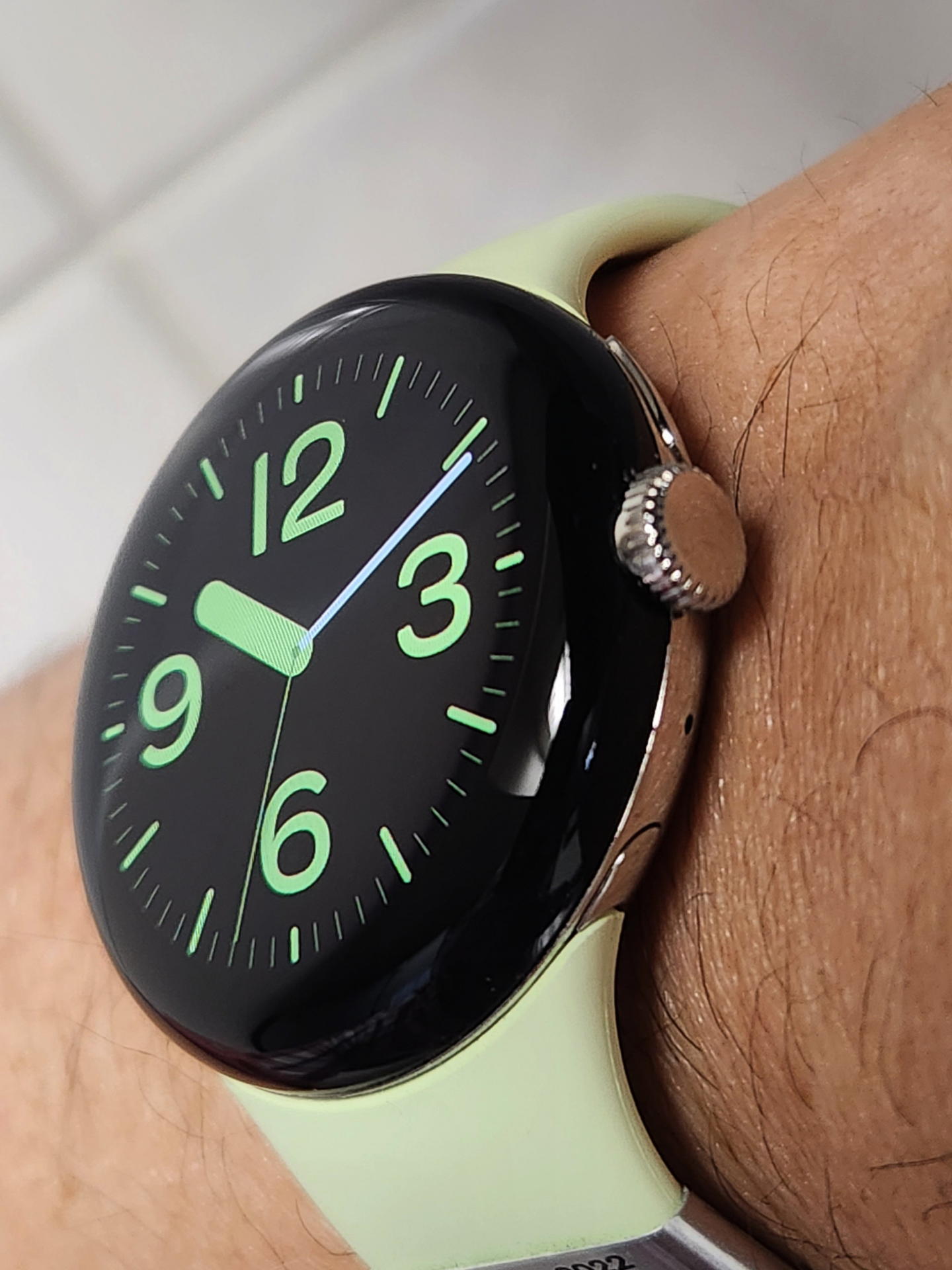 SLIM CASE装着前はリューズの出っ張りが大きく普通の腕時計のリューズの様に指先でつまんで操作が容易だったが、ケース装着後はレガシーなジョグダイアル操作方法の方が使いやすくなった