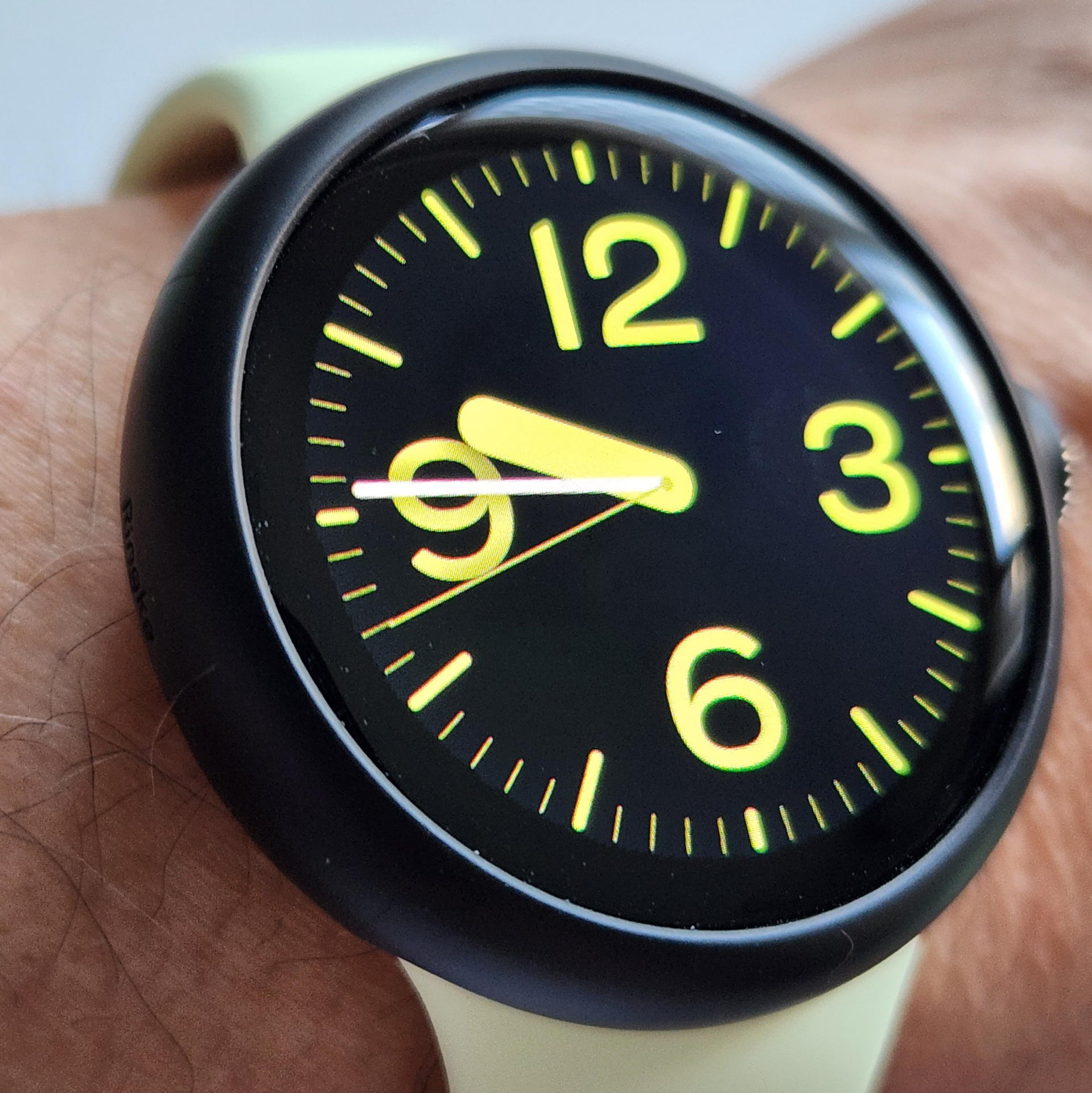 話題のPixel Watchにマットブラックの専用ケースを取り付けてみた