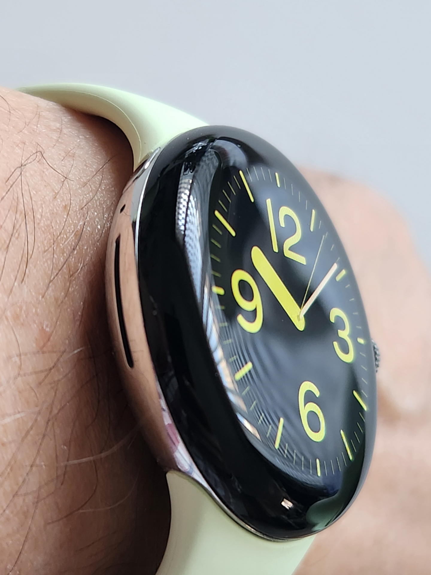 ステンレスとゴリラガラスの二層のなかなか美しいPixel Watchの側面