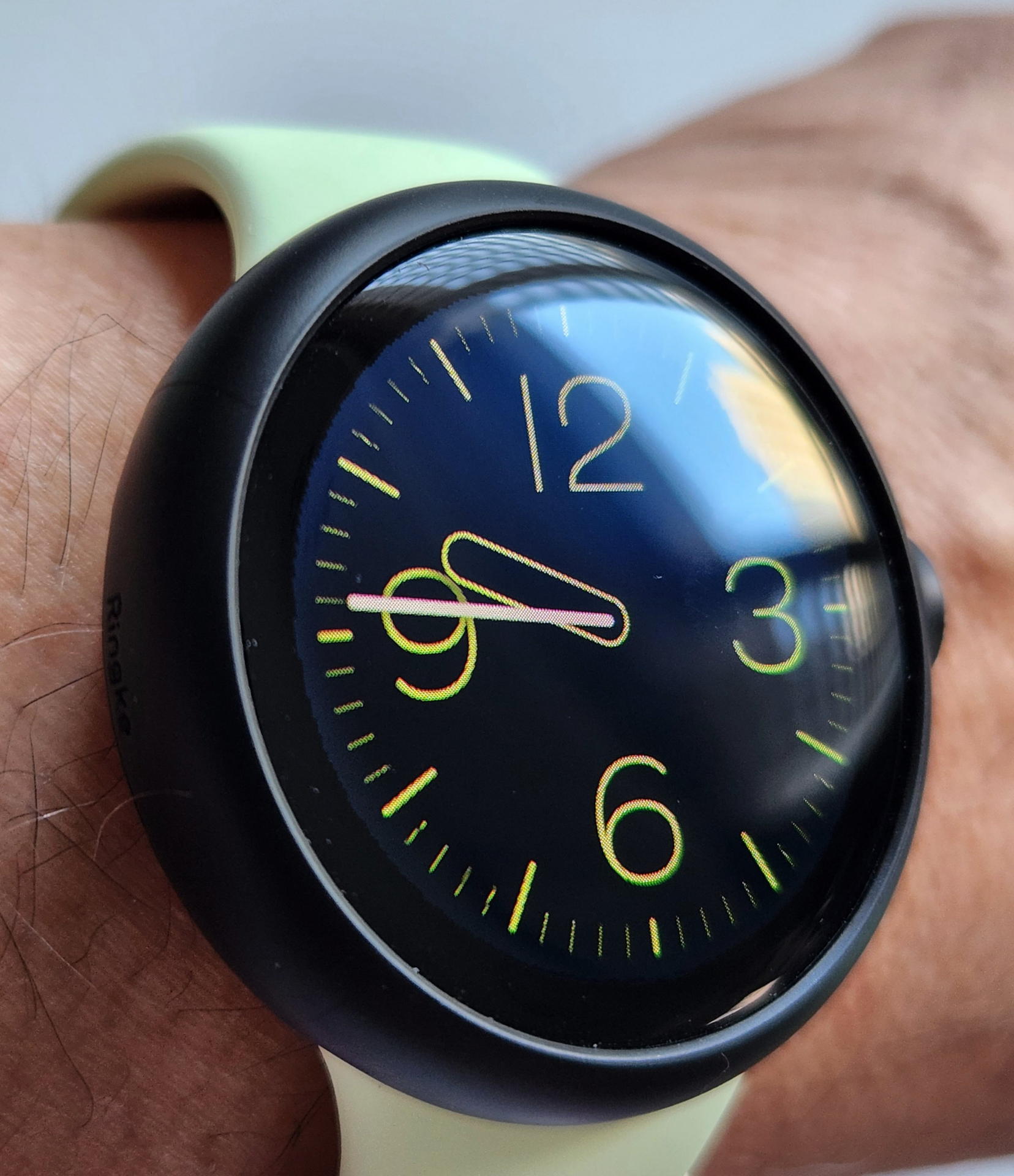 マットブラックモデルは本体と一体感が出てタフイメージを加速するがオリジナルの繊細な二層イメージは完全に無くなってしまう