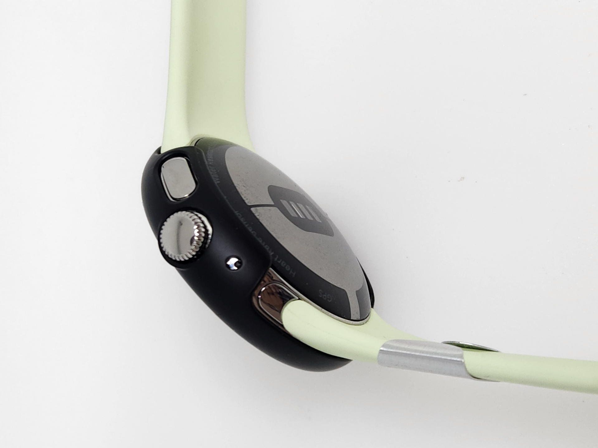 フレキシブルな薄い素材を使いPixel Watchのボタンやスイッチ、スリット等にピッタリ位置で精密に作られている