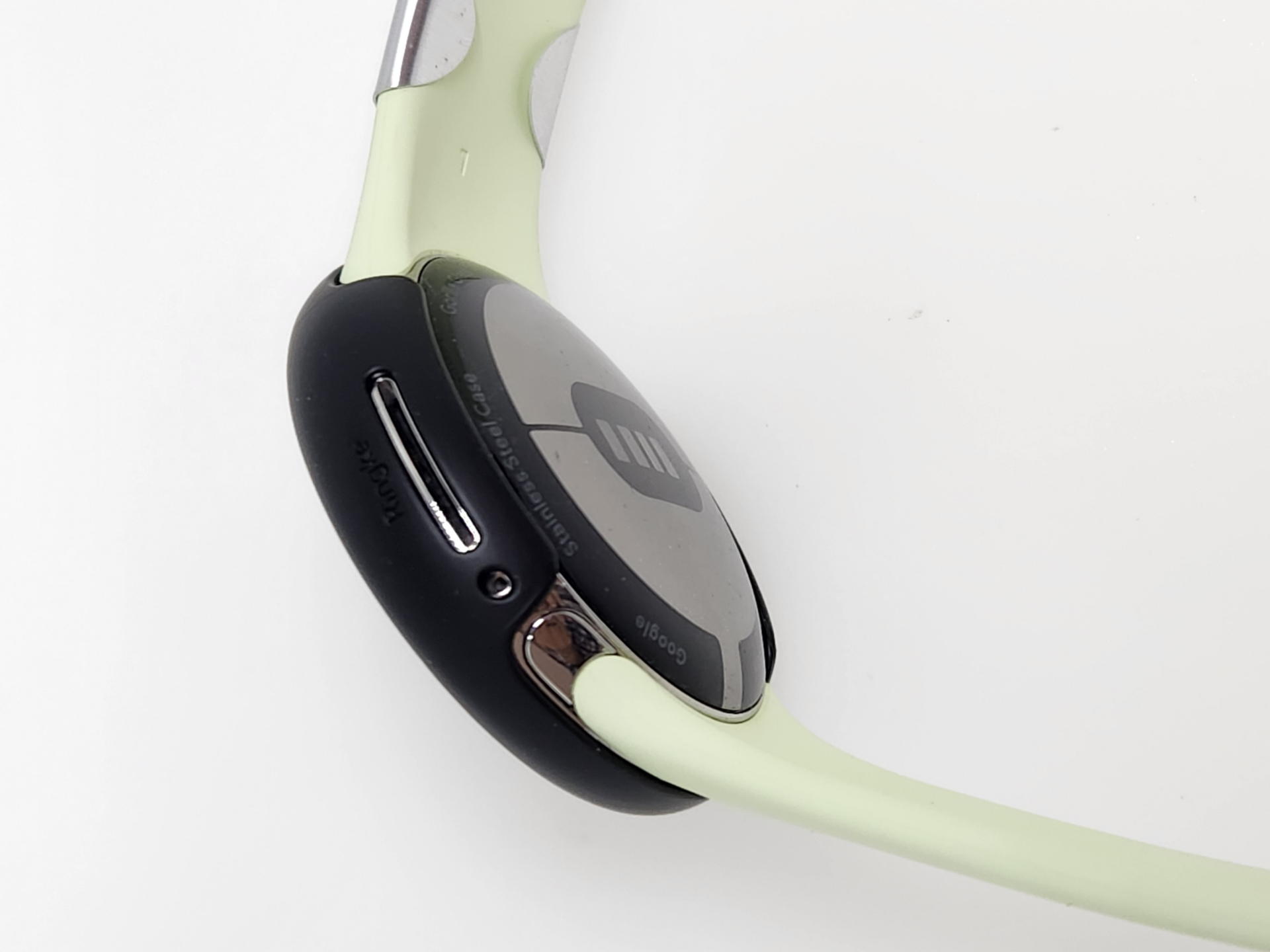 フレキシブルな薄い素材を使いPixel Watchのボタンやスイッチ、スリット等にピッタリ位置で精密に作られている