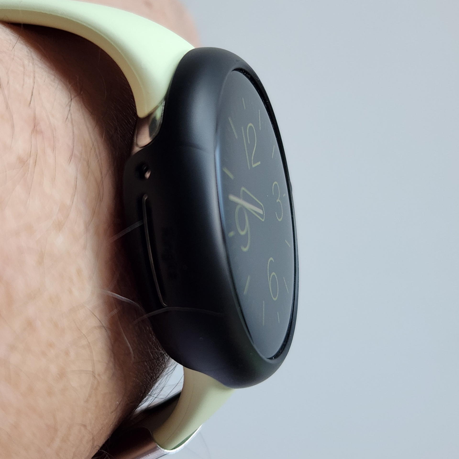 液晶周囲部分はSLIM CASEの周囲が盛り上がって液晶の周辺部分を保護できそうだ