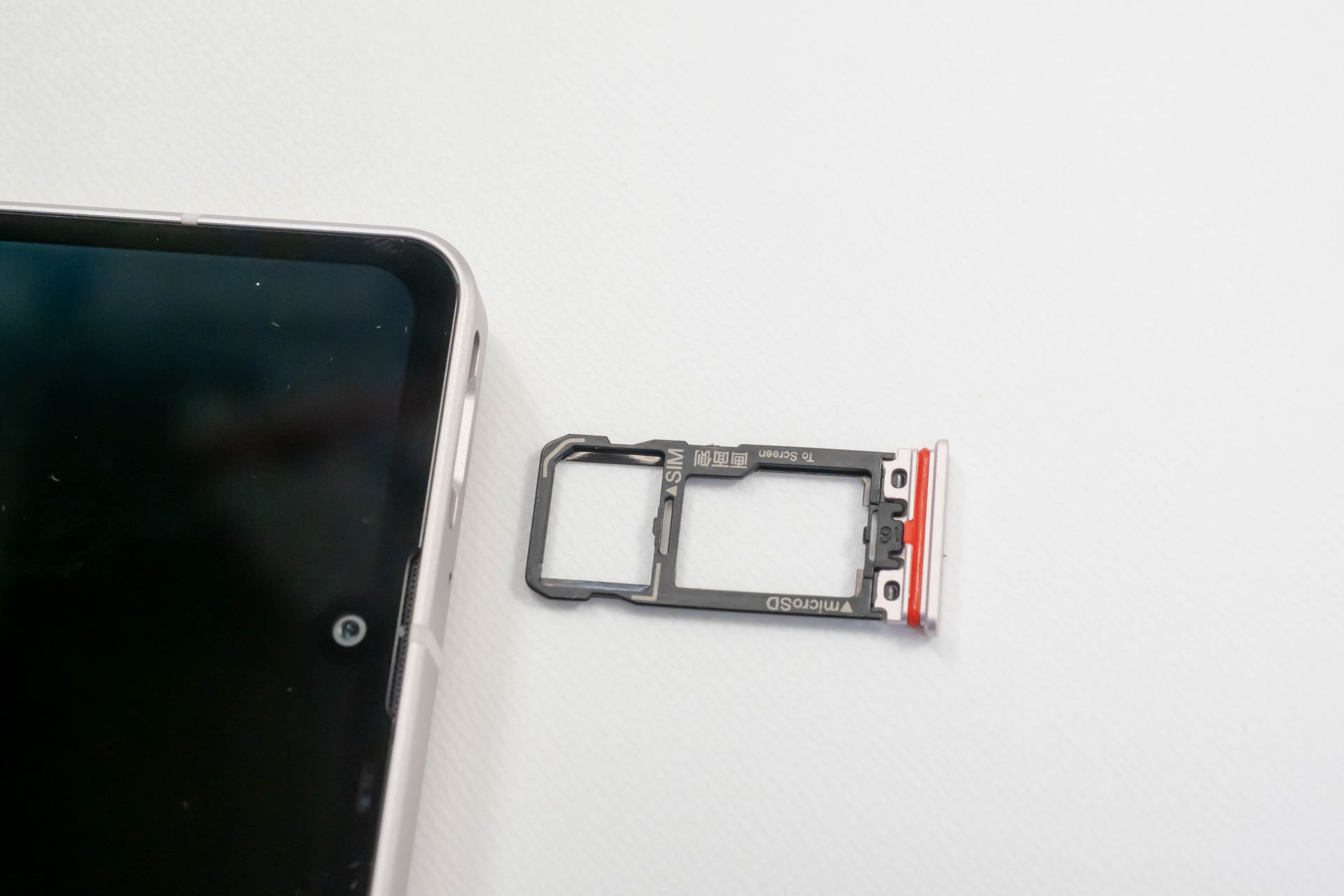 SIMとmicroSDのトレーは、ピン無しで引き出せるタイプ