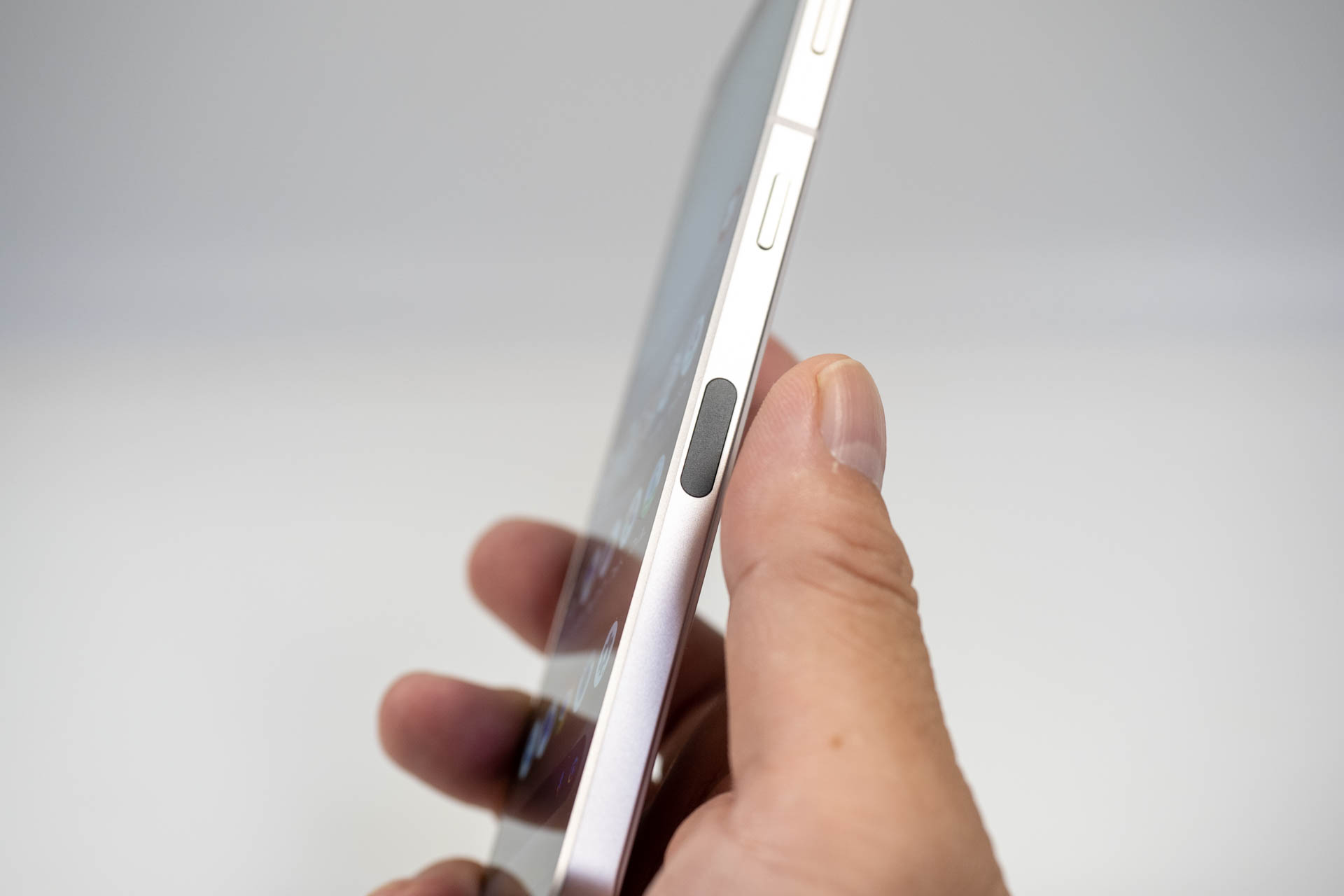 指紋認証センサーは本体側面に