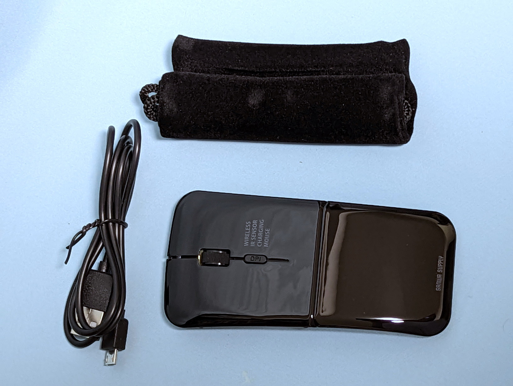 パッケージ構成は、本体、充電用ケーブル、収納用ポーチと実用的かつシンプル。