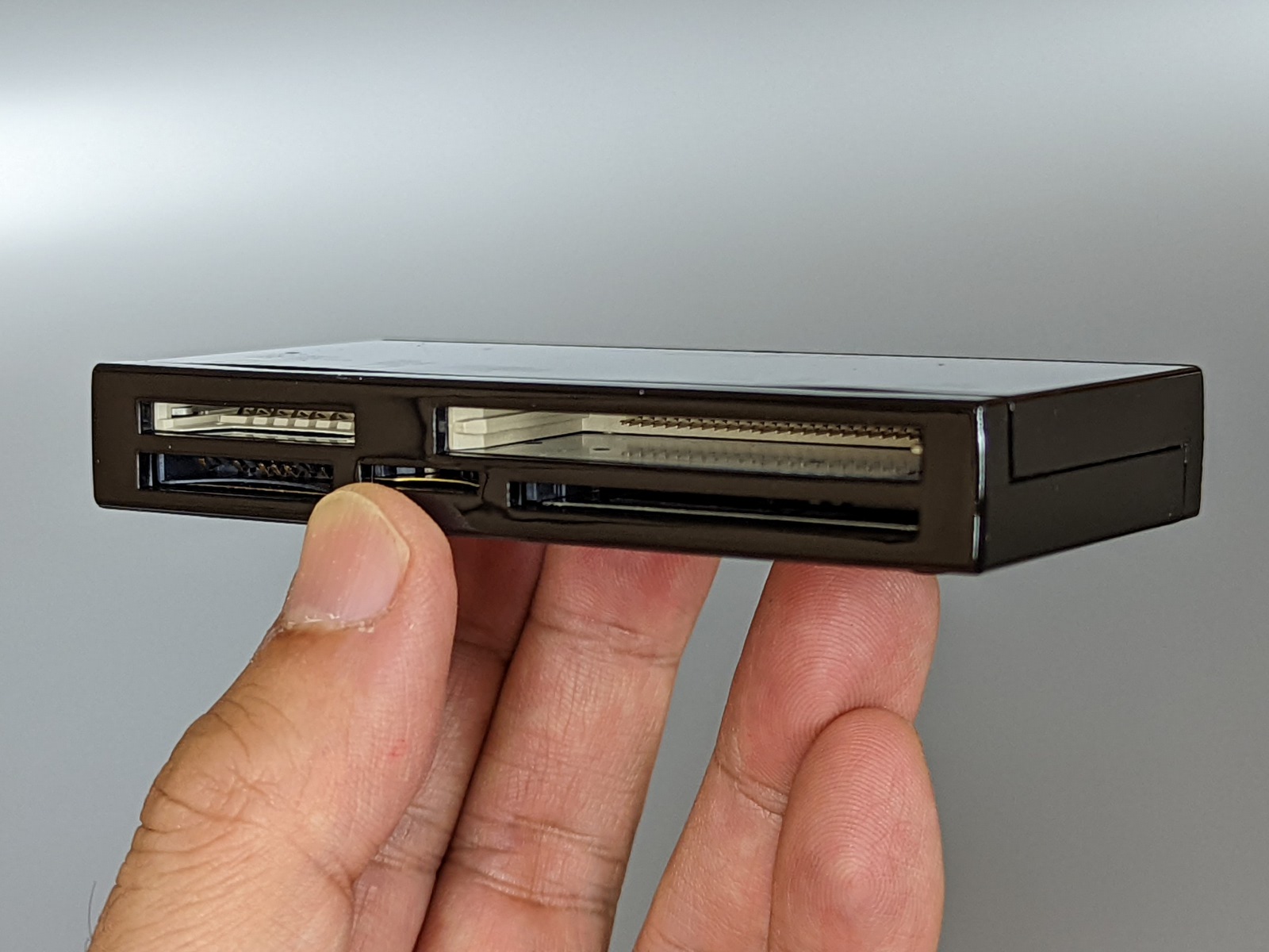 多数のスロットがコンパクトにまとめられた薄型設計。すべてが前面に配置されているのでアクセスしやすい