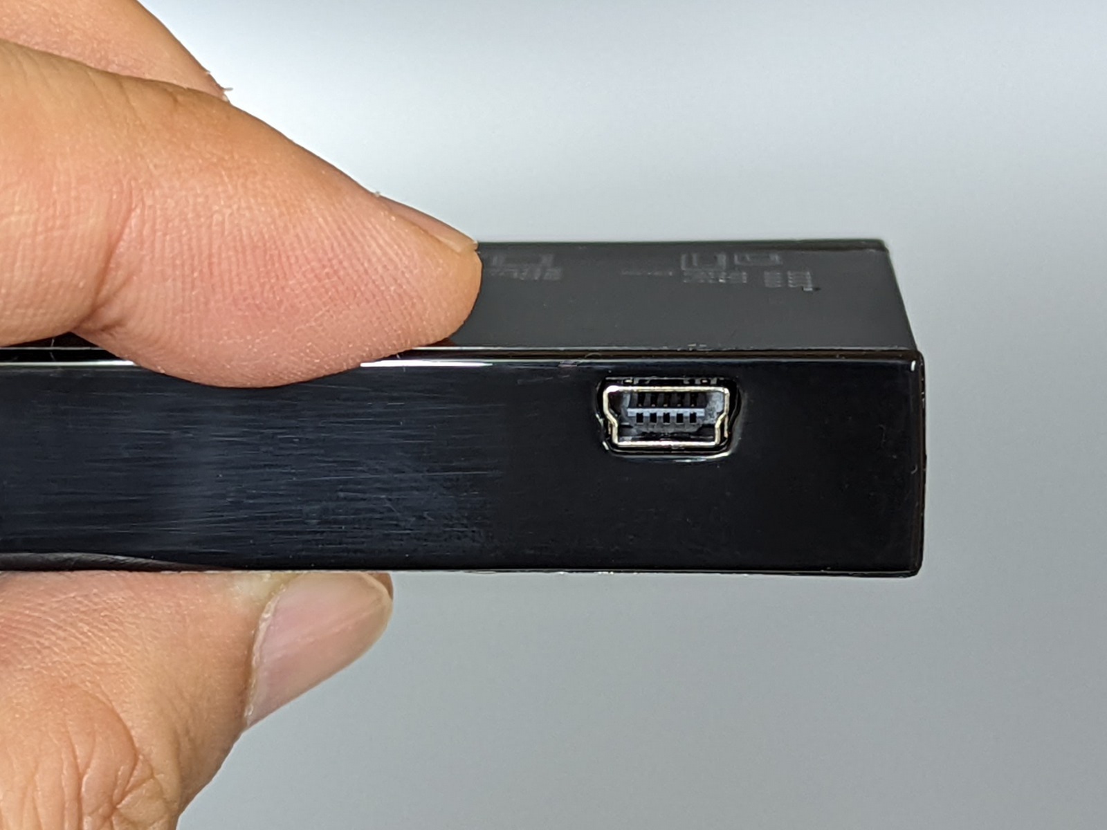 本体側のUSBポートはいまとなっては懐かしいminiB仕様。古いカードを読み取りたいという目的がなければ絶対に手を出さないような品だ