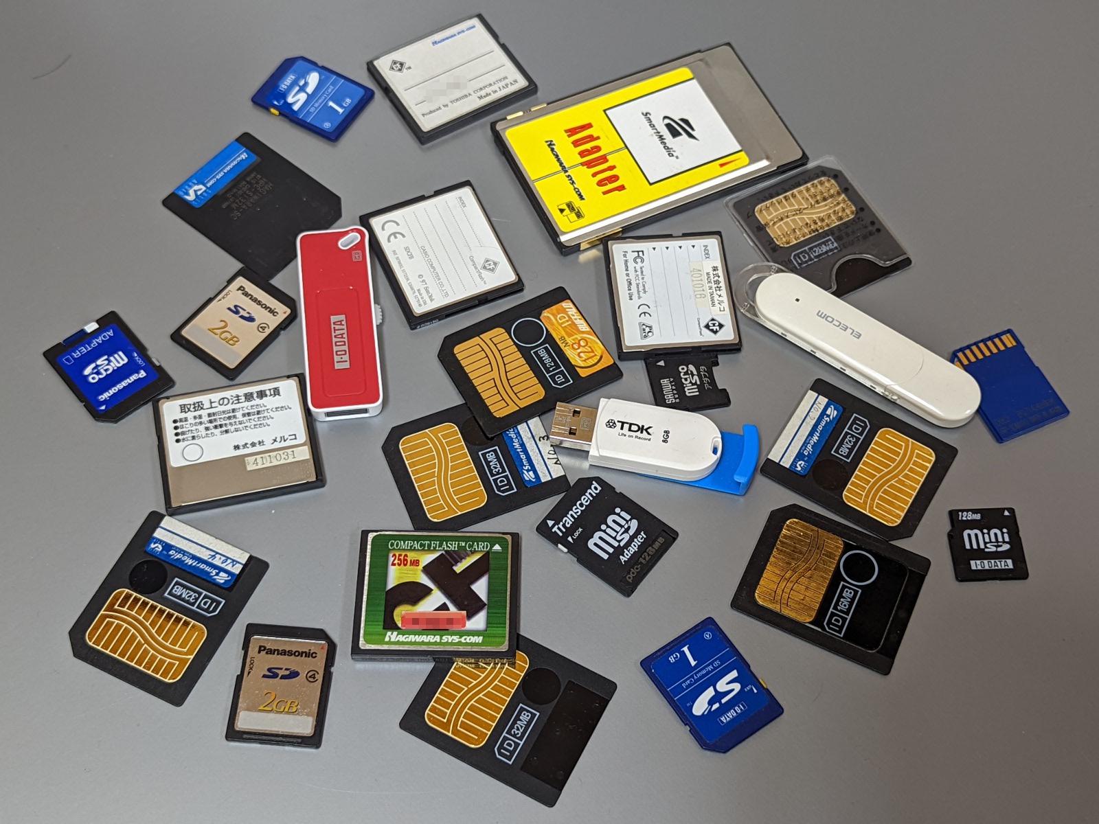 今回発掘されたメディア。本製品を用いることで多くを読み取ることができた。メルコ（現バッファロー）やハギワラシスコム（現ハギワラソリューションズ）時代の品もある