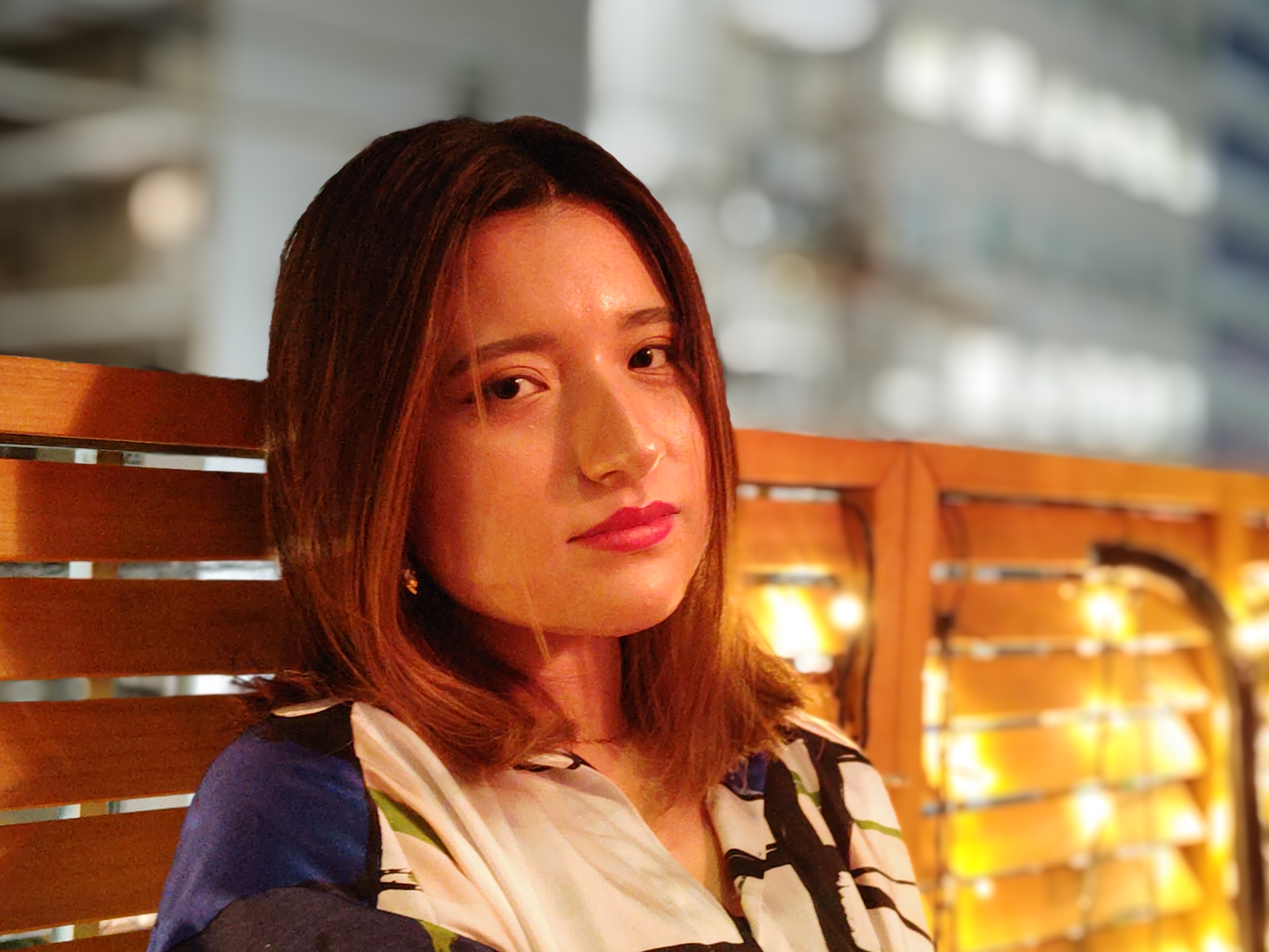 通称「ノクチ」はとても明るい大口径の標準レンズだが、その「イメージ」を手軽に味わえる。夜のテラスでモデルを撮ったが、色調とノイズ感、そしてボケ感の味わいが独特である