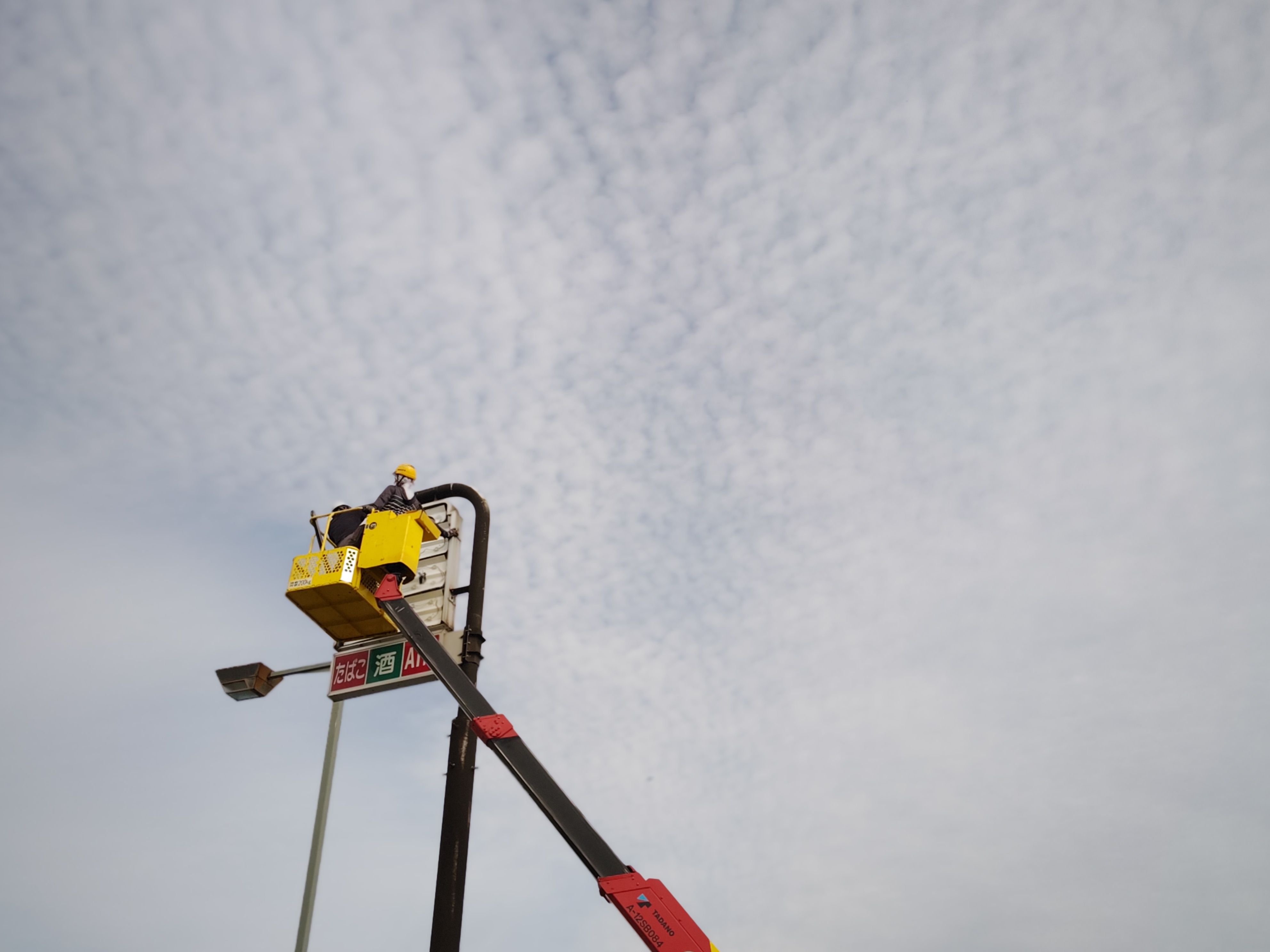 工事中のコンビニエンスストアを「CINEMA CONTEMPORARY」で。ちょっとレトロチックなくすんだ色合いがいい感じ。スナップだけでなくポートレート撮影でも活躍しそうな効果だと感じた