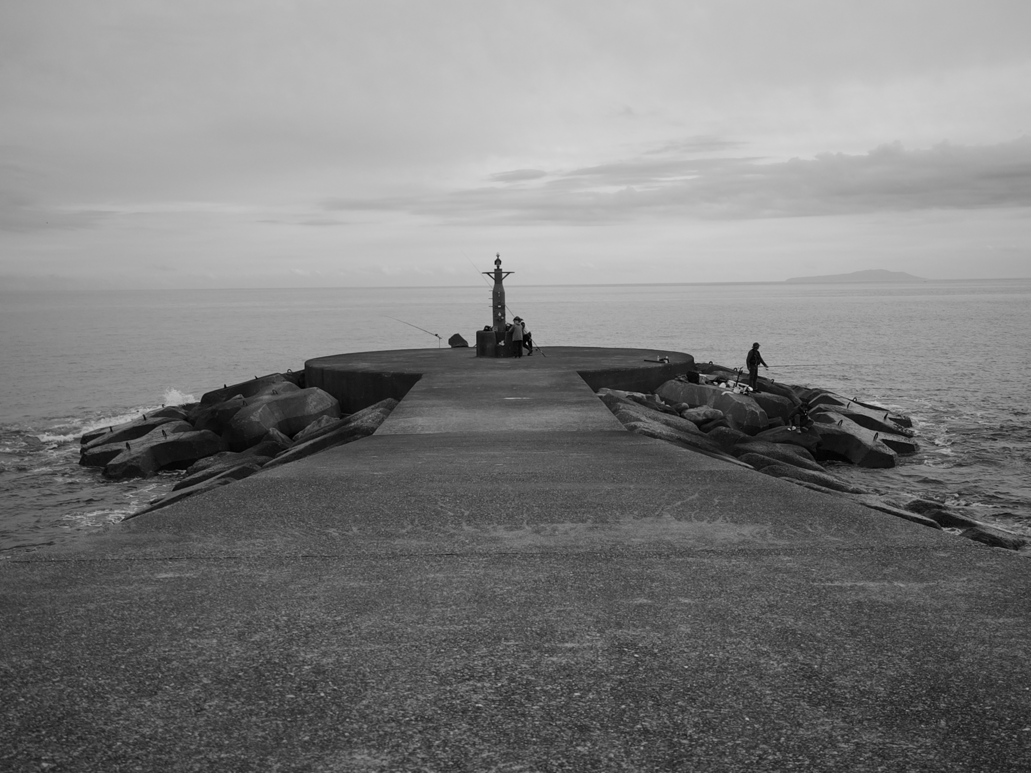 海辺の光景も「MONOCHROME」で。ハイライト部からシャドウ部への階調がいい。ほどよい距離感がスナップ撮影を楽しくしてくれる