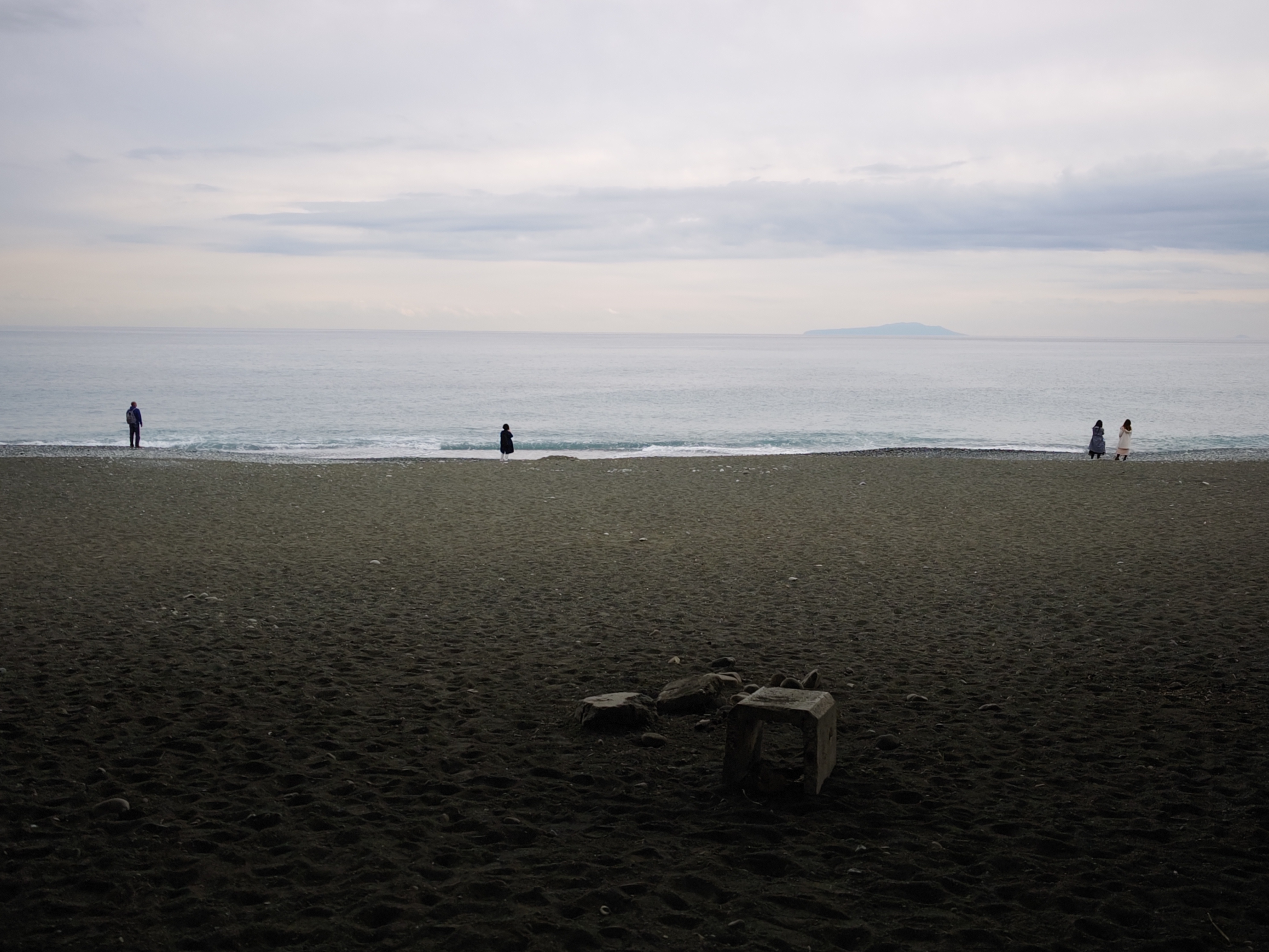 この海辺のカットも「CINEMA CLASSIC」だ。滑らかさと粗さが同居するトーンとカラーが気に入った。今回は「Leitz Looks」のみでスナップ撮影を楽しんだが、本当に面白かった。このモードにすると選択したレンズの画角になりブライトフレームが表示されないが、それでも「ライカ」で撮っているんだ、という雰囲気を感じさせてくれた