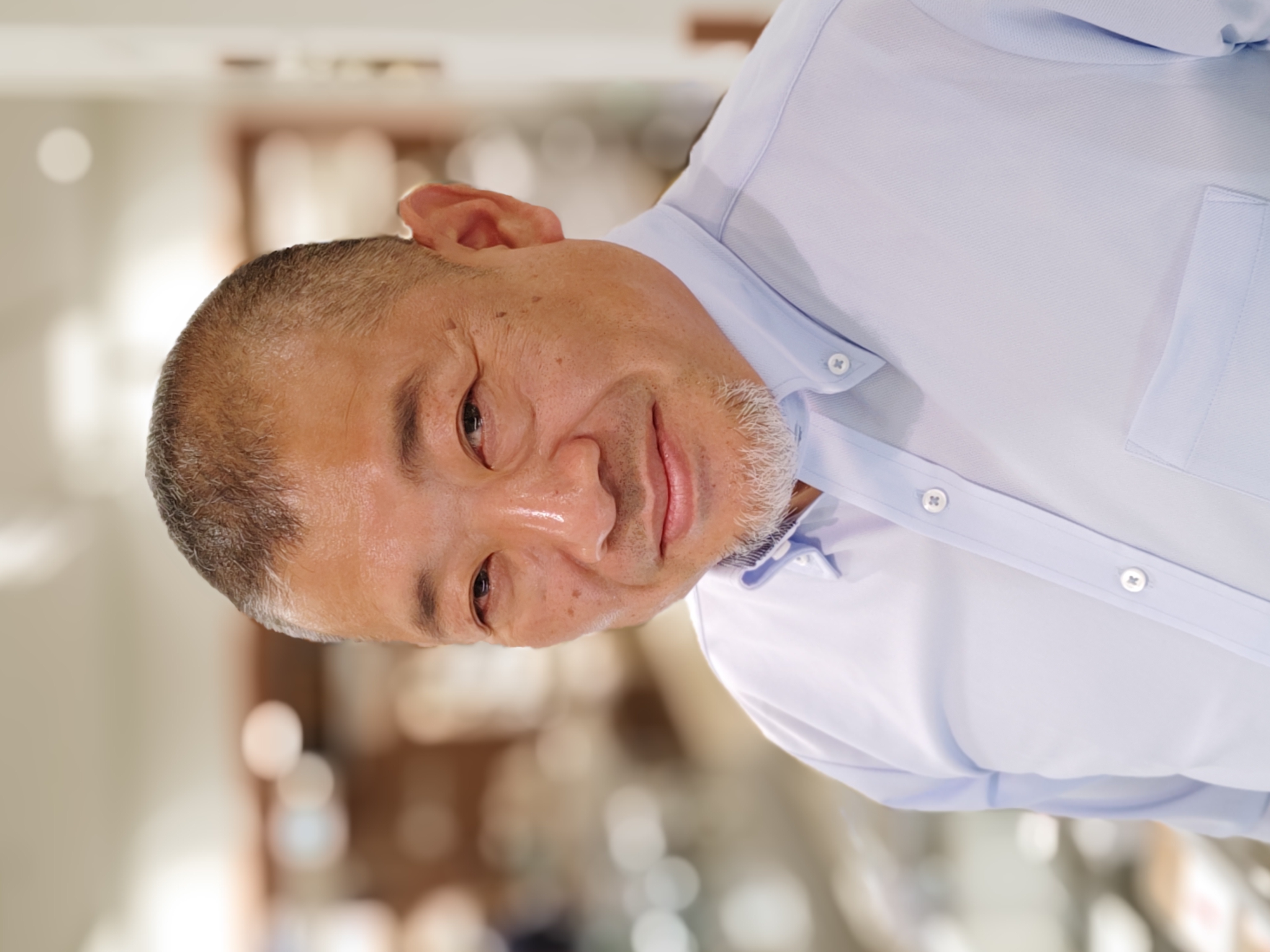 50mmなのでポートレートから静物撮影に向く画角だ。写真関連の知人を撮ったが背景からググッと浮き上がる描写は「ノクチ」を想起させる写りだ。どの世代の「NOCTILUX 」をイメージしているのか？　とライカに尋ねたところ明確にコレといったものはなくあくまでもその「世界観」であるとのことであった