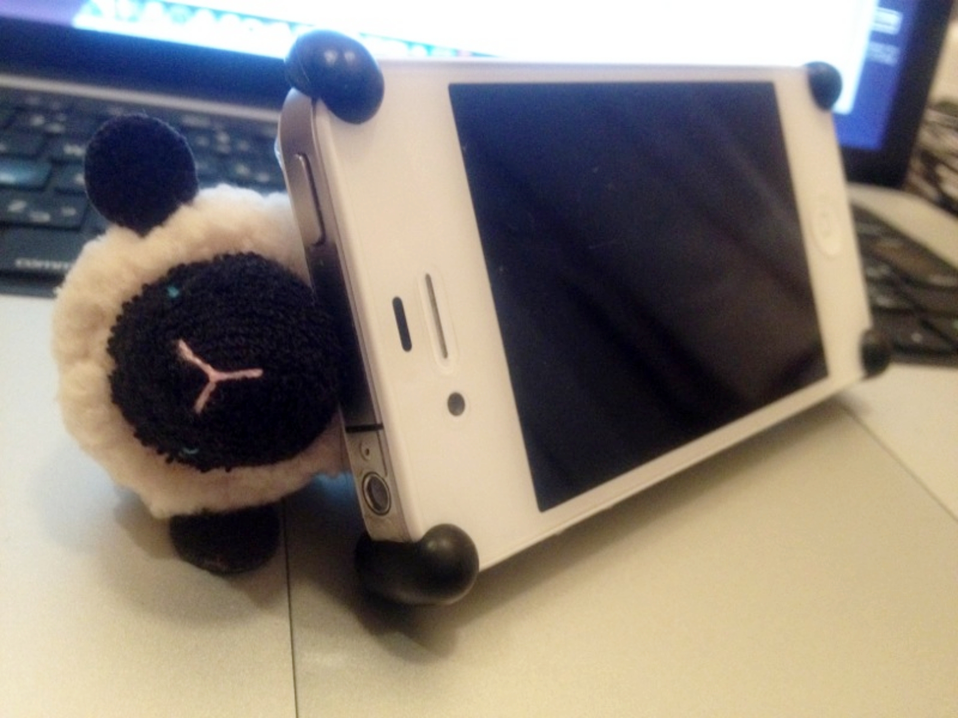 iPhone 4sに装着していたUNiCASEのSHEEPY。かさばるものの、使い勝手が良かった